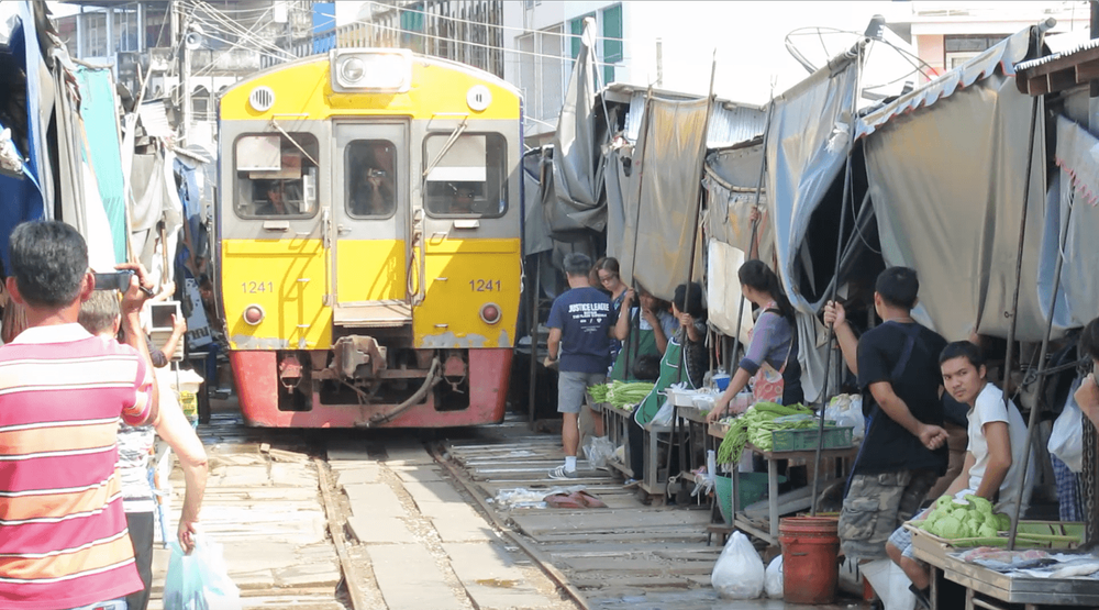 曼谷美功鐵道市場 火車穿越 丹能莎朵水上市場 考你小艇食魚蛋粉