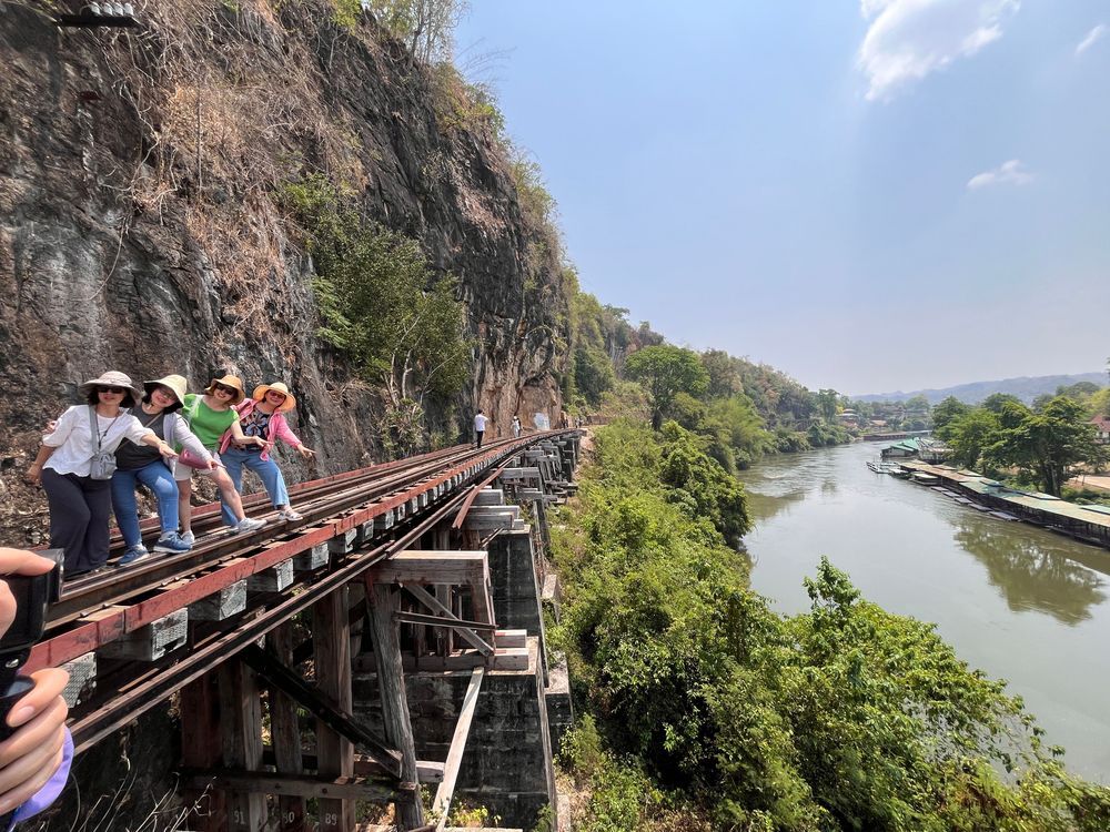 曼谷近郊北碧 親歷二戰遺跡 走桂河橋 坐上火車 感受死亡鐵路血淚史