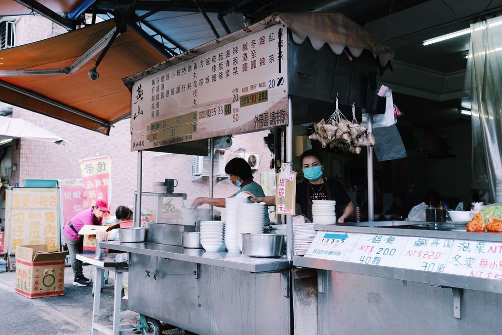 走進台北「古早味」雙連菜市場  50年老字號鹹湯圓 排35分鐘食足料特色潤餅