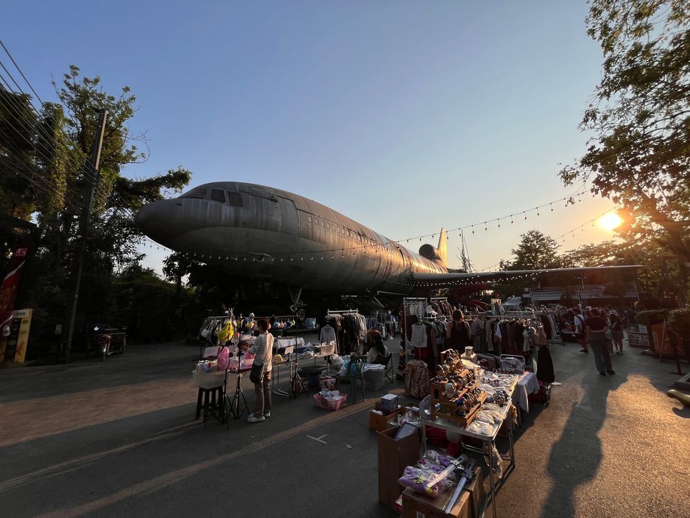 曼谷飛機市集 客機變高級餐廳 周末化身跳蚤市場 隱藏創意雕塑最啱打卡