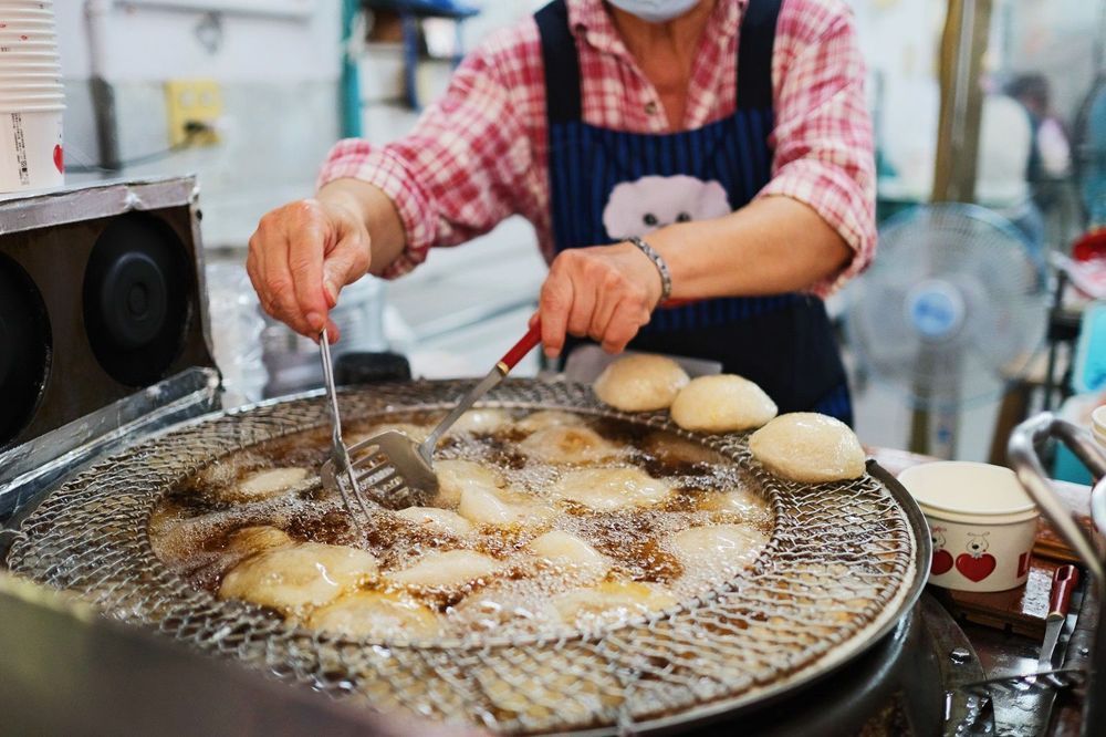 台北超人氣在地美食 正阿財彰化肉圓 先蒸後炸、爆餡Q彈超美味！