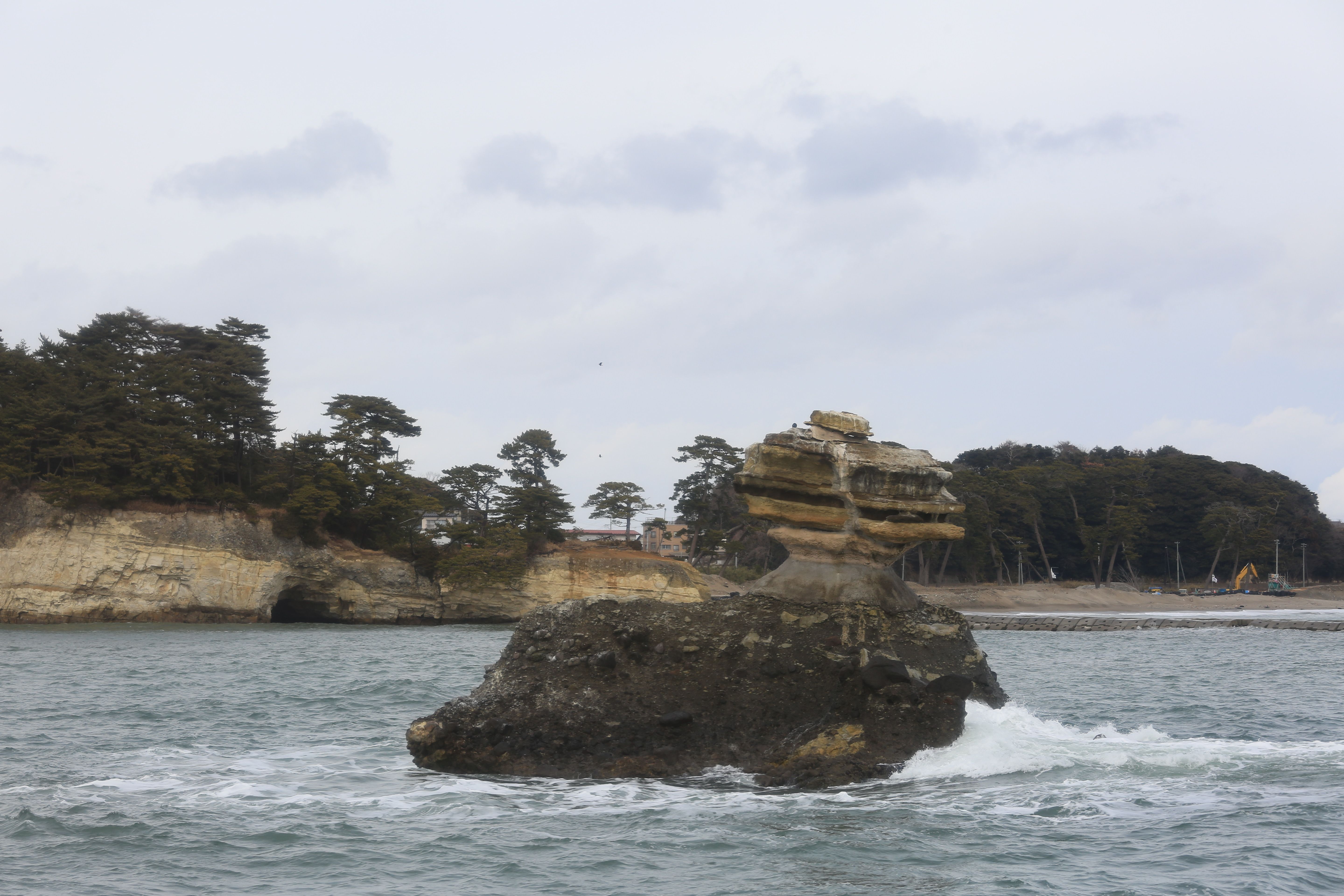 003仁王島為松島象徵，特色是有稜有角的剛硬外型，形狀就像是神話裡登場的「金剛力士」（通稱「仁王」），叼著煙草端座的模樣，令人難忘。.JPG