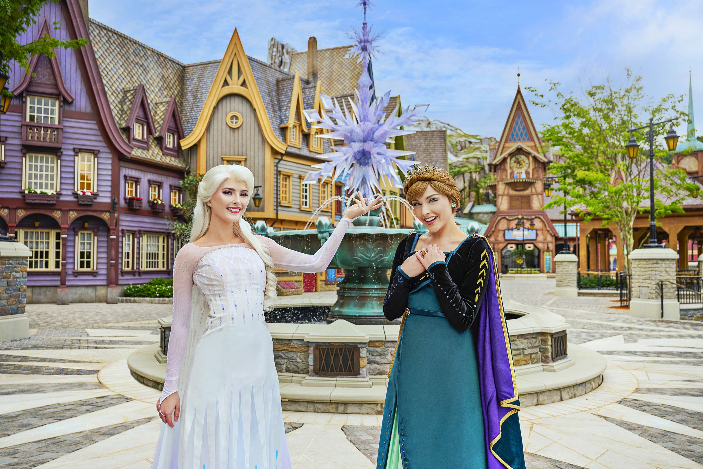 02_HKDL_World of Frozen_Anna and Elsa.jpg