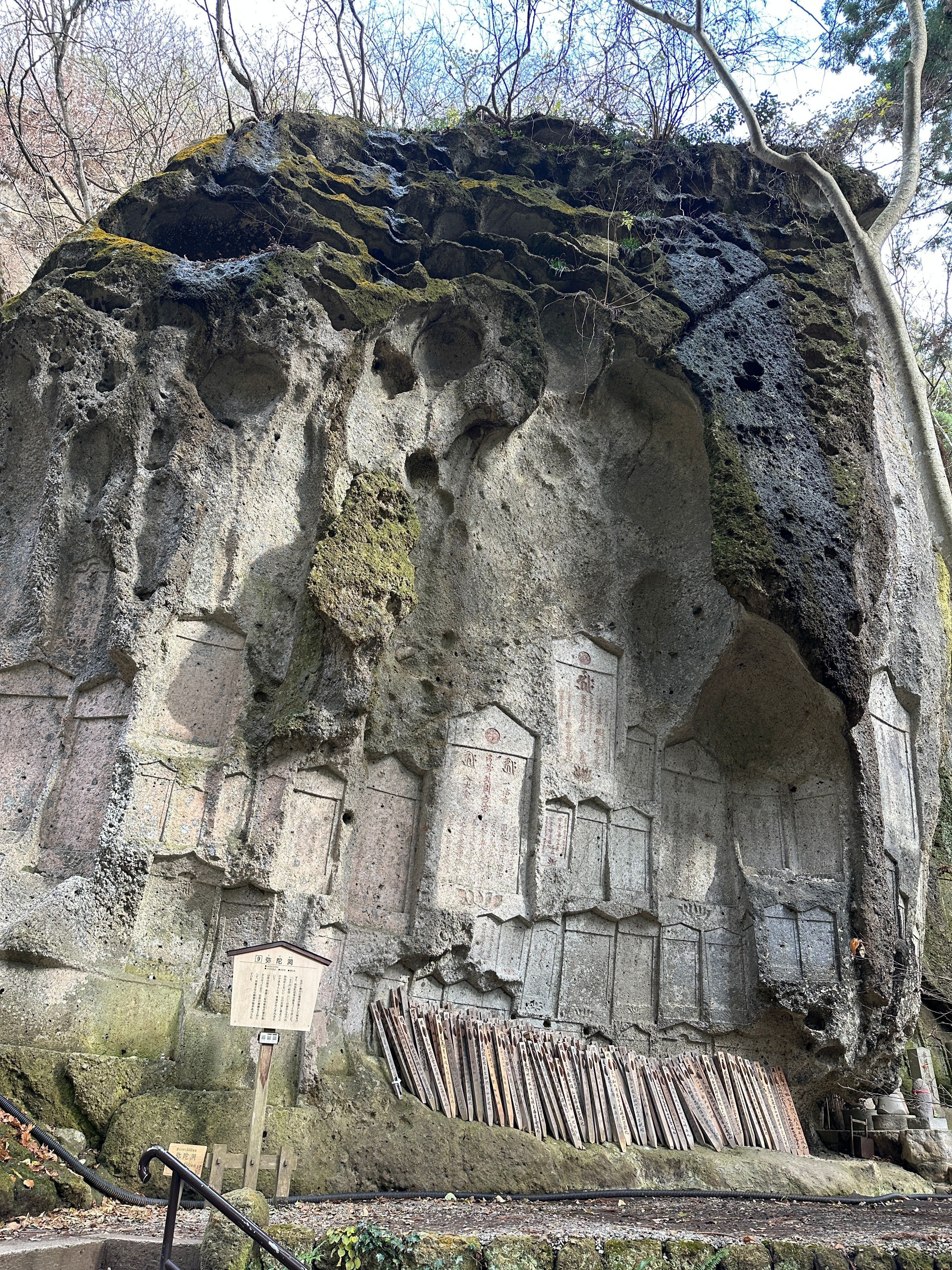 02_IMG_3608彌陀洞是巨大岩壁，經過長時間的風化而形成阿彌陀如來像，據說看到佛像的人可以擁有幸福。 (1).JPG