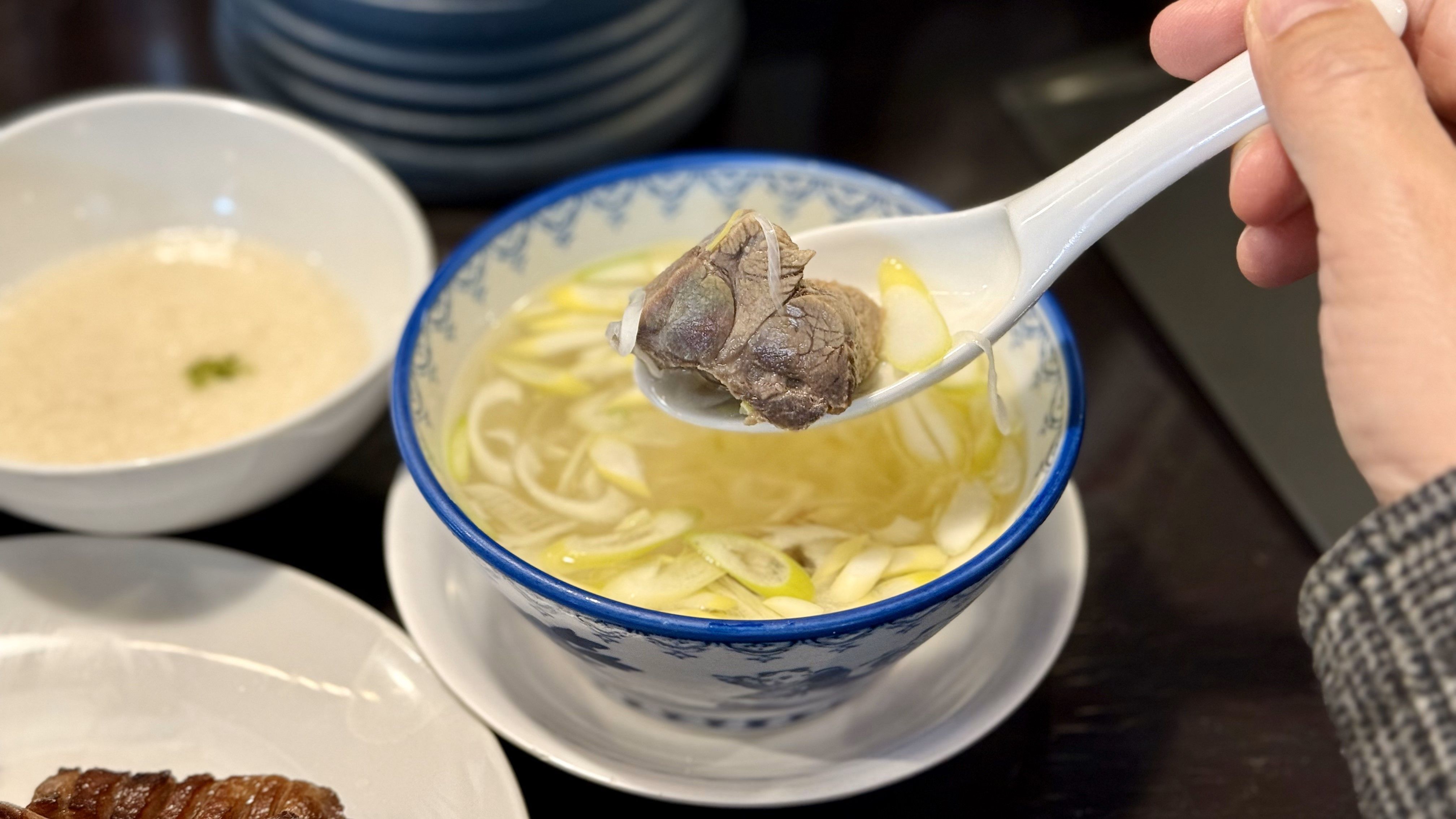 04永恆的牛舌餐隨餐牛尾清湯，內含的清燉牛舌邊也很好吃.jpg