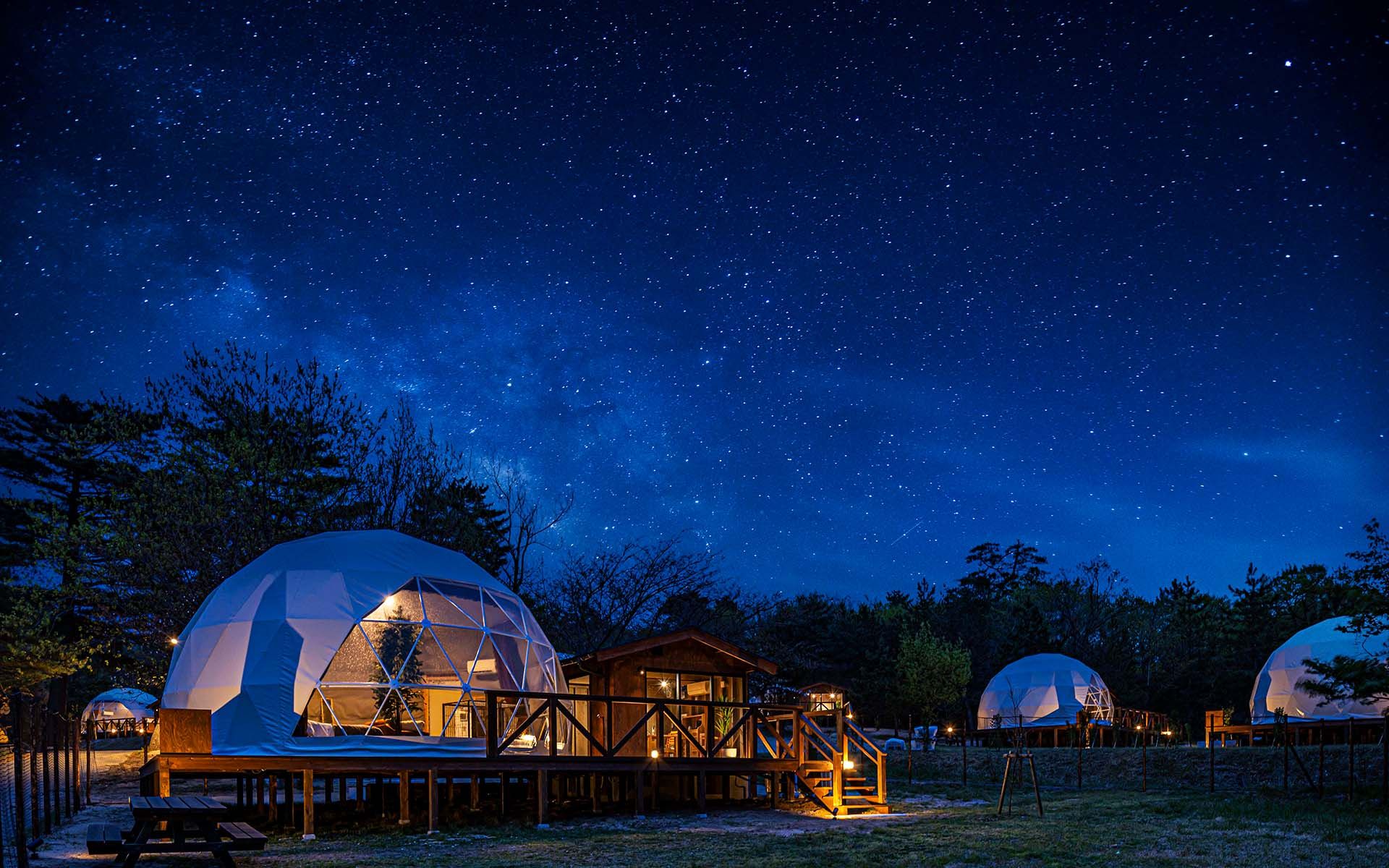 04_GLAMPDOME 砂丘 sayu毗鄰鳥取砂丘，晚上可看到無邊際的星空夜景。 ( 圖片來源：GLAMPDOME 砂丘 sayu官網）.jpg