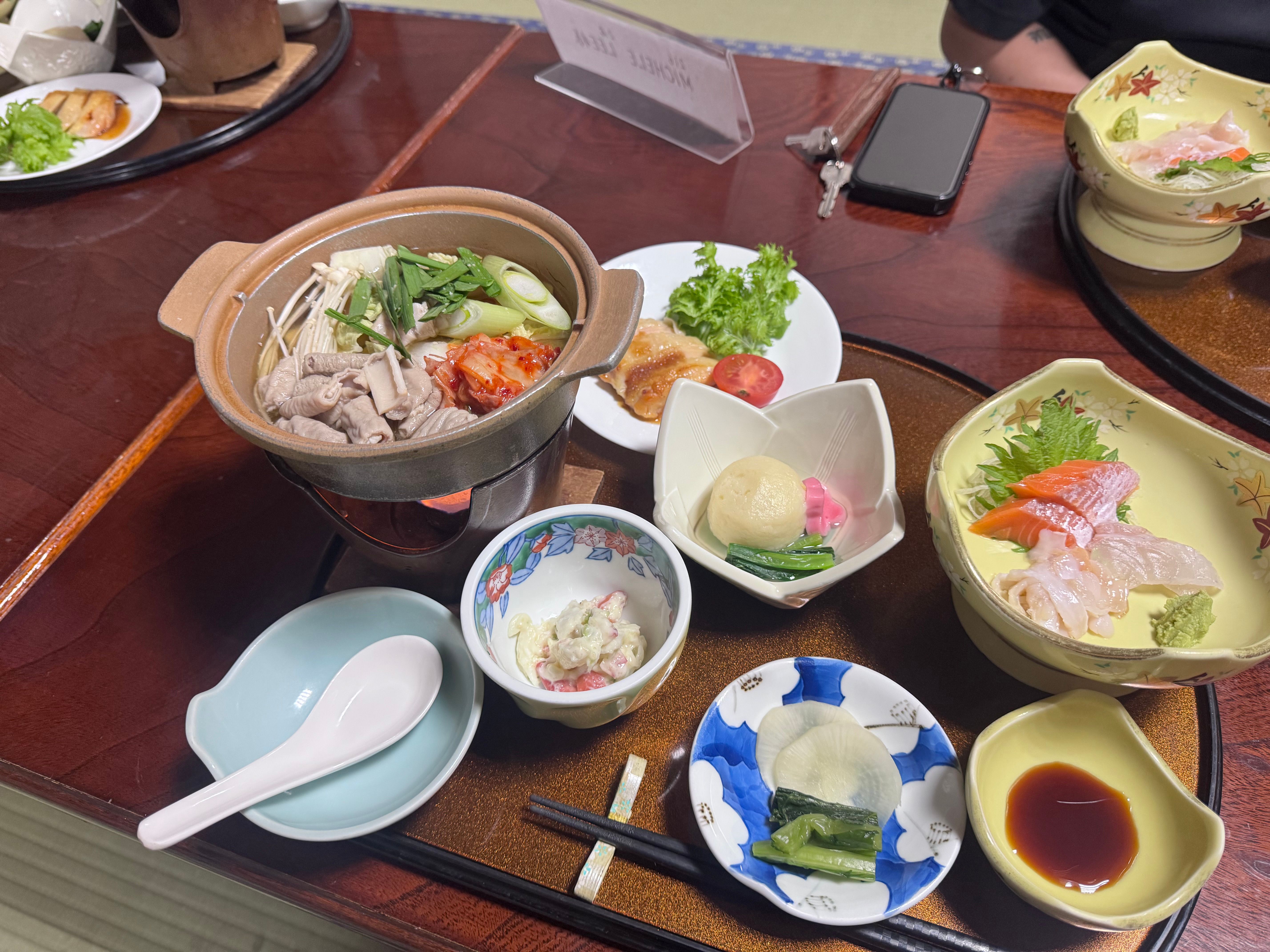 06小篇住在夏油附近的一間傳統溫泉旅館「水神温泉 湯元東館」，提供一泊兩食，晚餐菜色相當豐富2.jpg