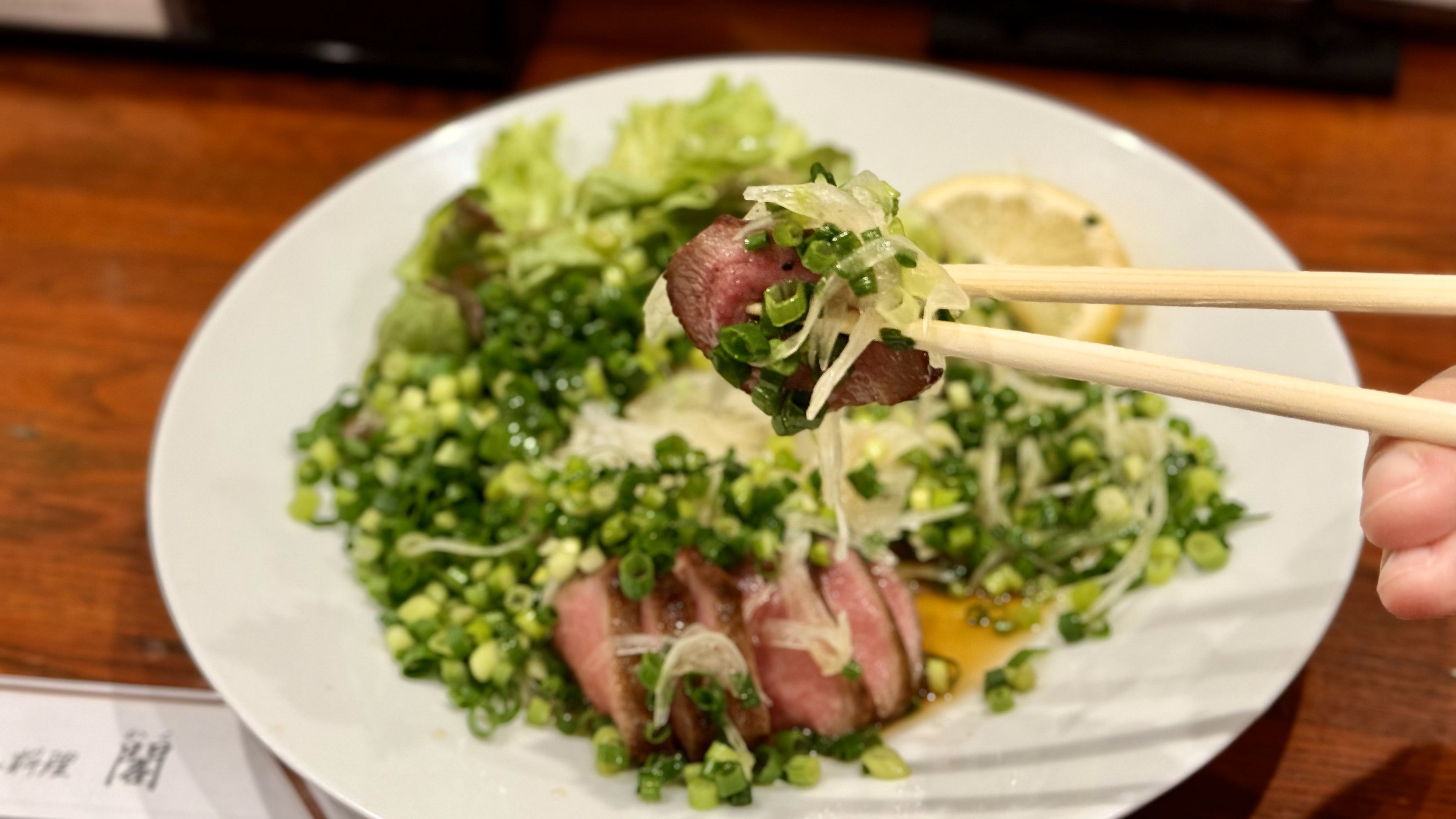 06 「牛舌Tataki」配大量青蔥洋蔥，吃得過癮  .jpg