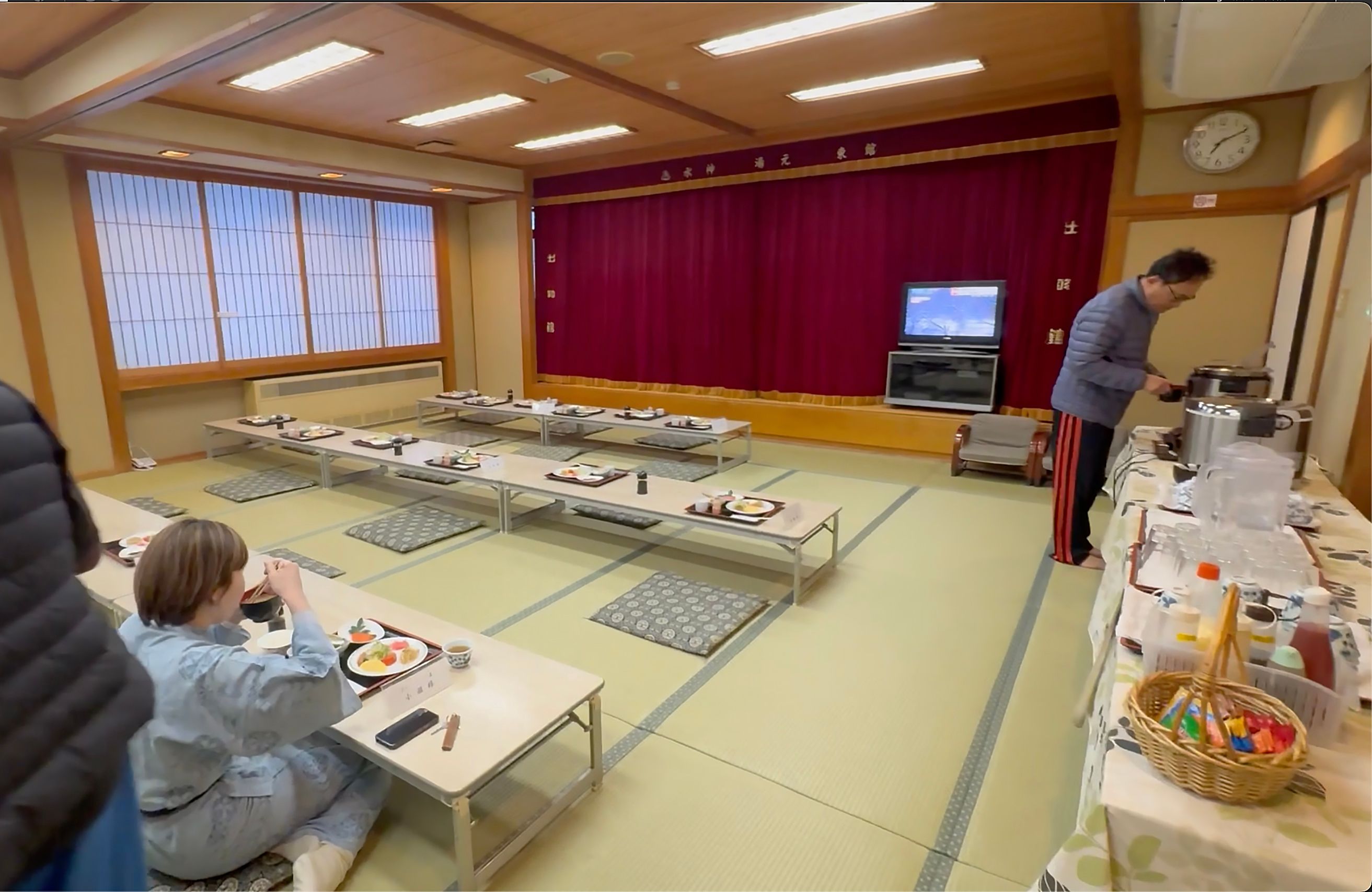 07 傳統的溫泉旅館都設有歌舞伎舞台，不定期會有表演。沒有表演時會用作用餐場所.jpg