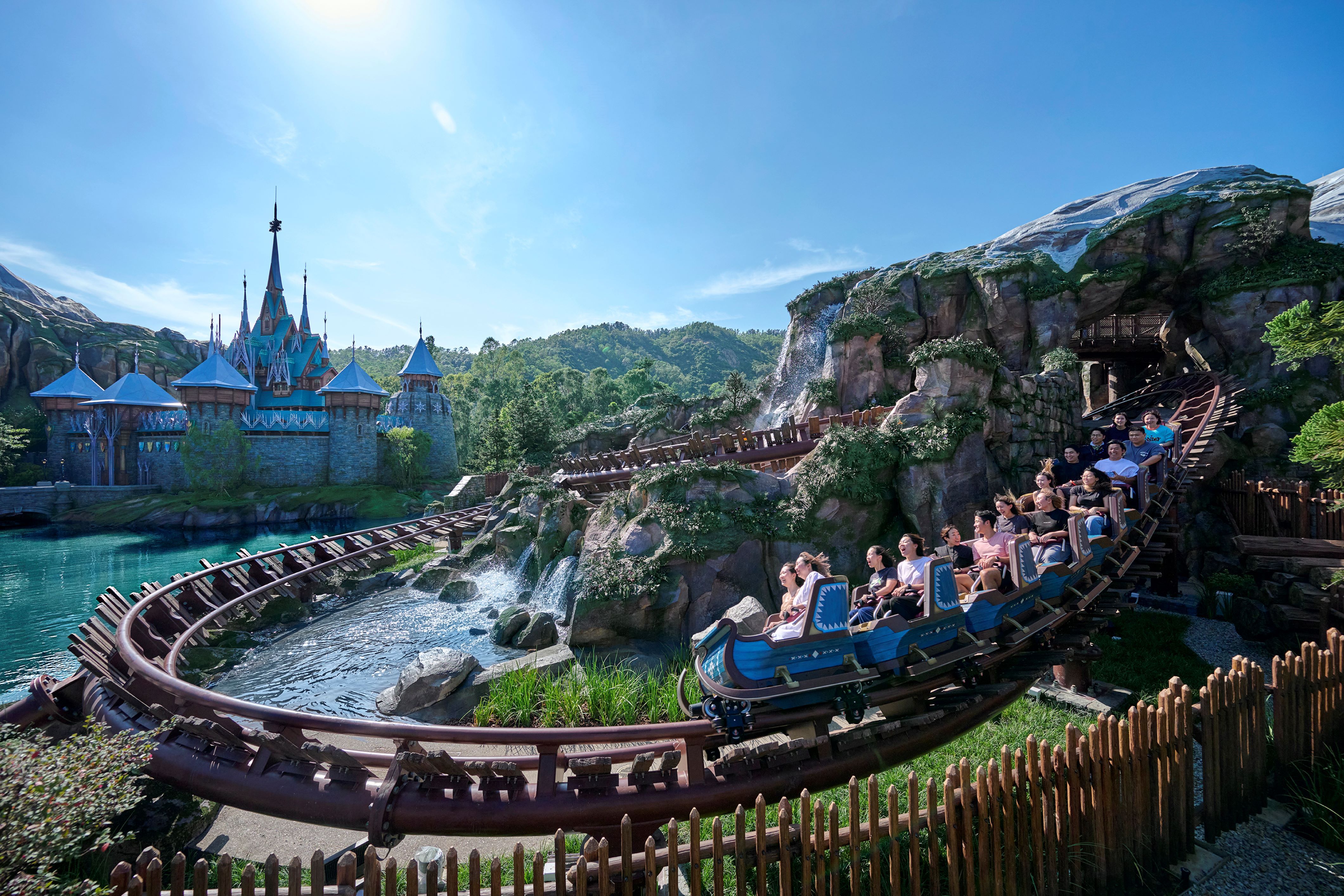 07_HKDL_World of Frozen_Wandering Oaken_s Sliding Sleighs_5.jpg