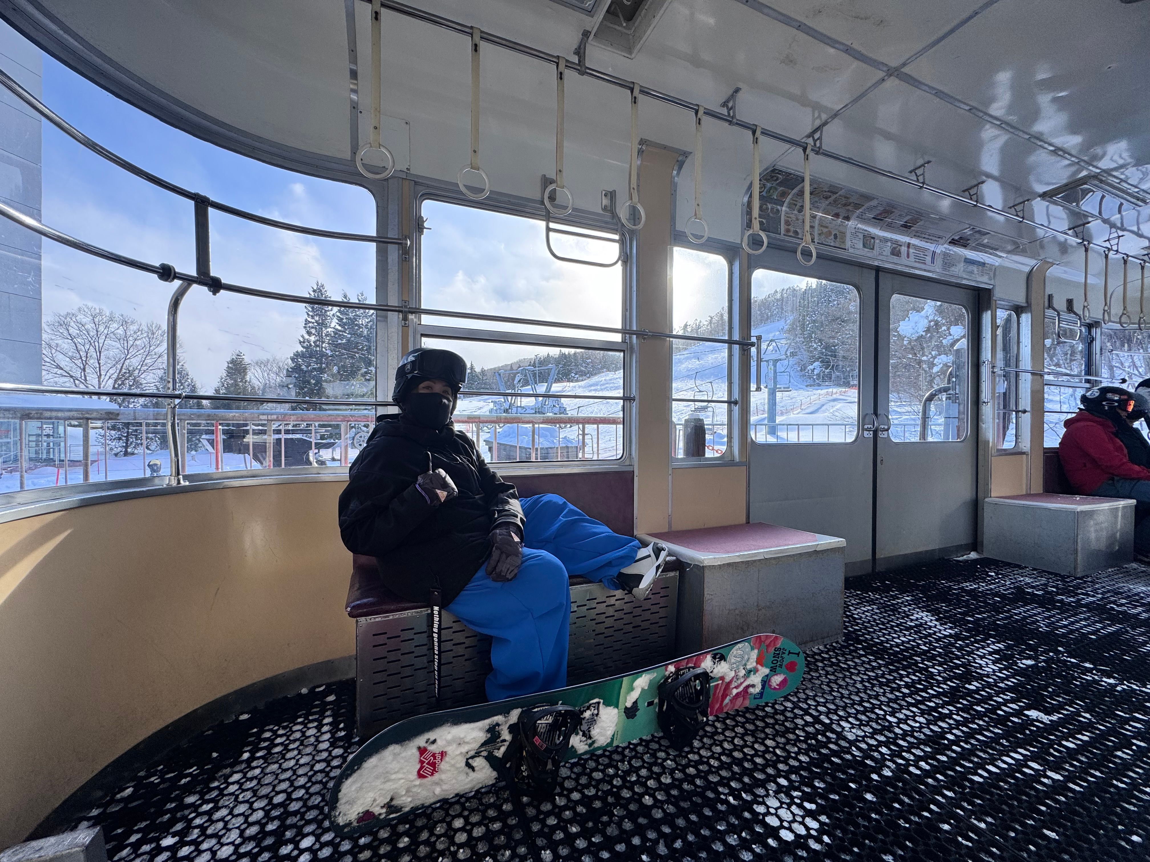 08酒店旁的登山Ropeway纜車,可以載101人。可以方便一般觀客人到山腰.jpg