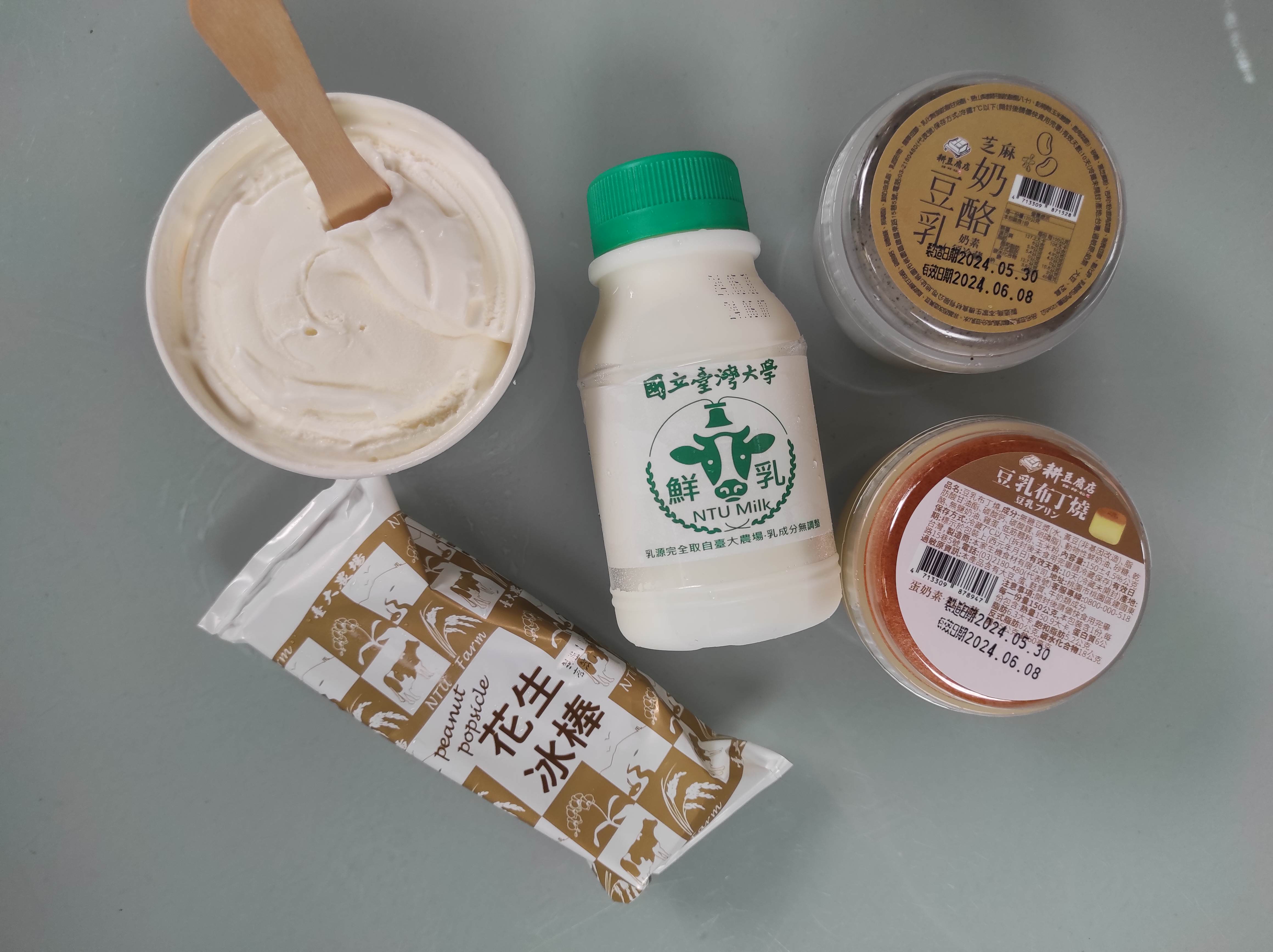 圖說10＿台大農場自製鮮乳和冰品。.jpg