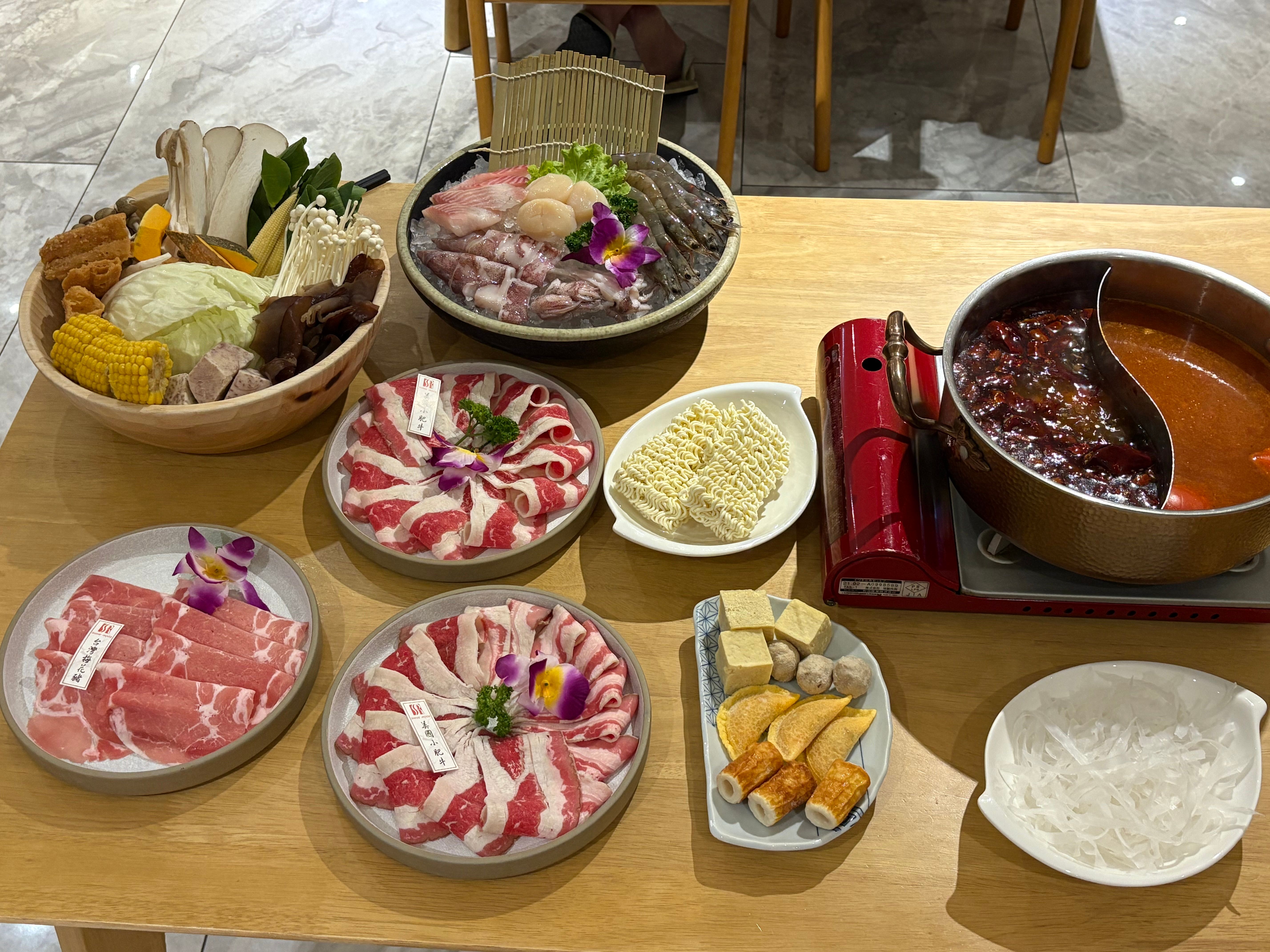 12.莊園一泊二食的晚餐鴛鴦火鍋。.JPG