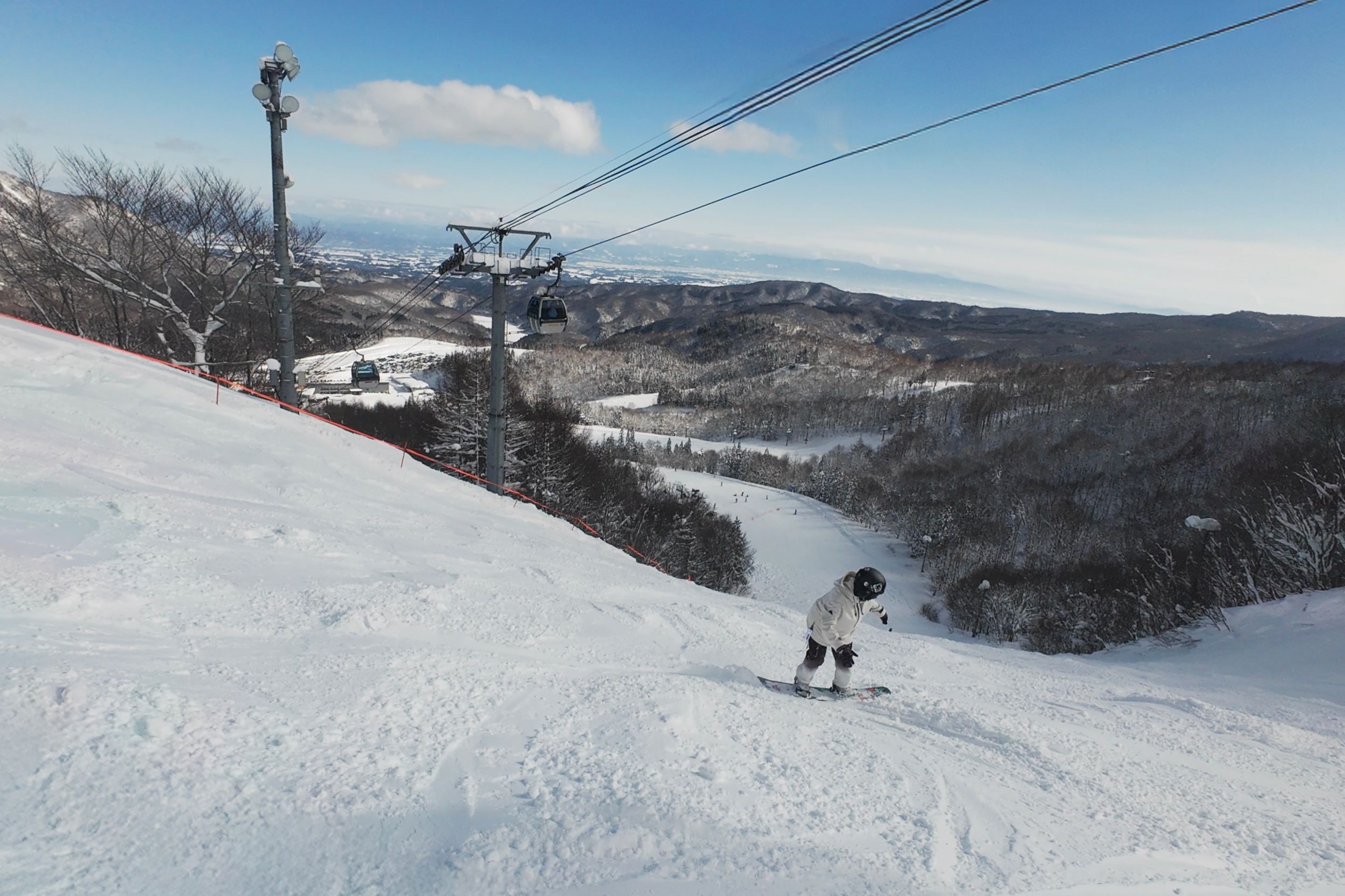 12 夏油雪道帶有一定嘅難度，屬於中高階雪場，斜度十足，以紅、黑線為主，進階嘅雪友定唔會失望.jpg