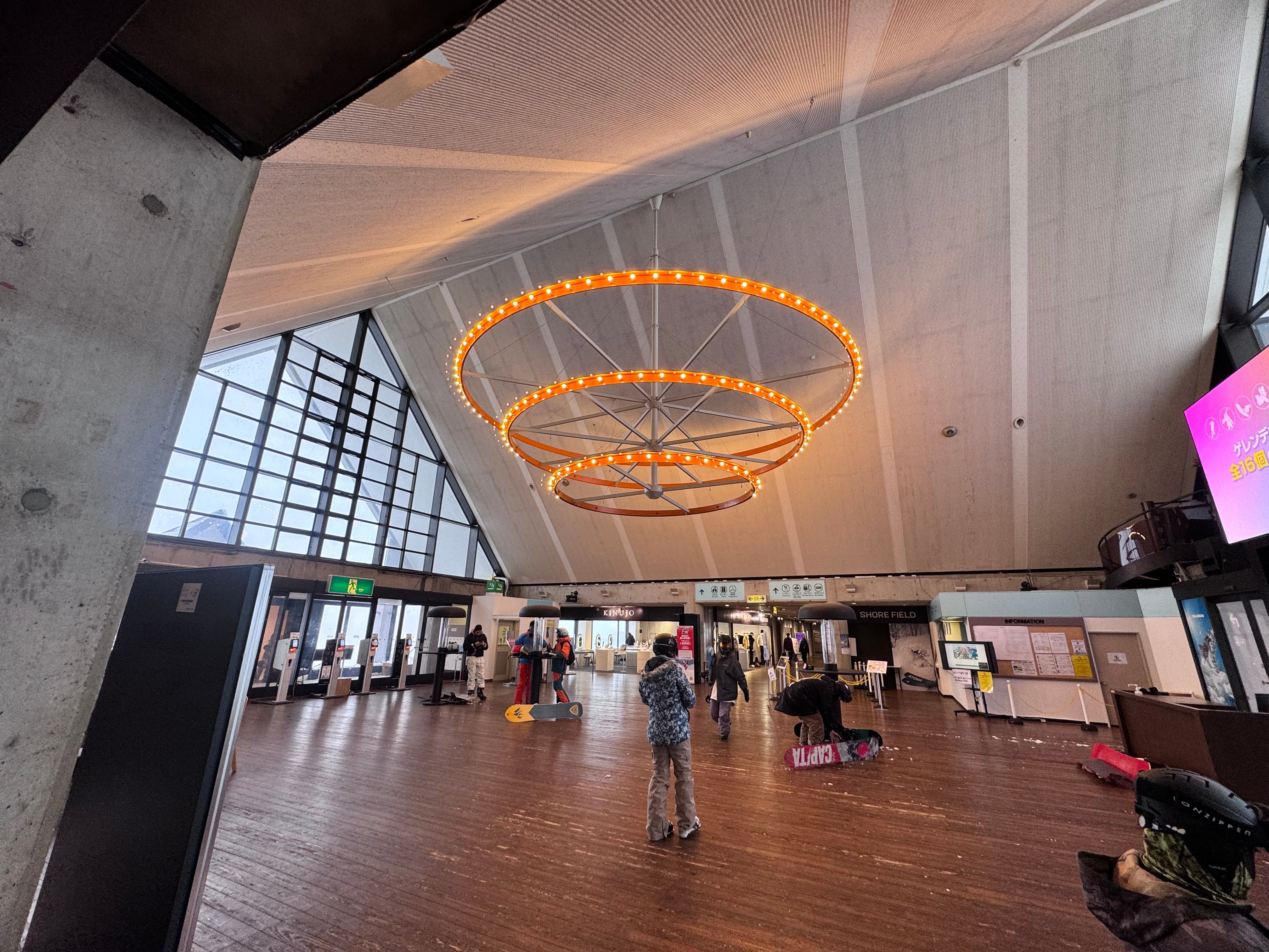 13 主樓大堂入口相當有氣勢.jpeg