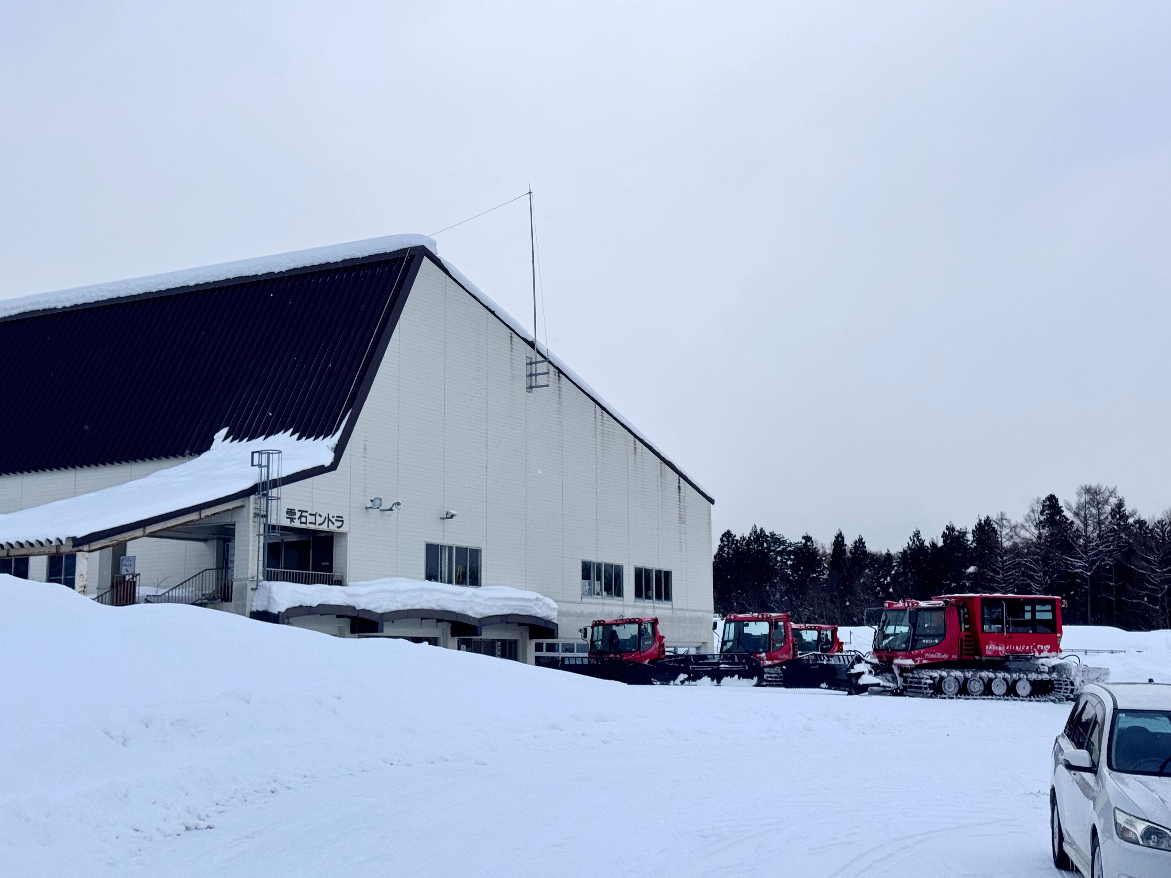13雫石的另一端的非壓雪區,沒有登山纜車,需要預約貓車(Snow Cat Tour)前往.jpg
