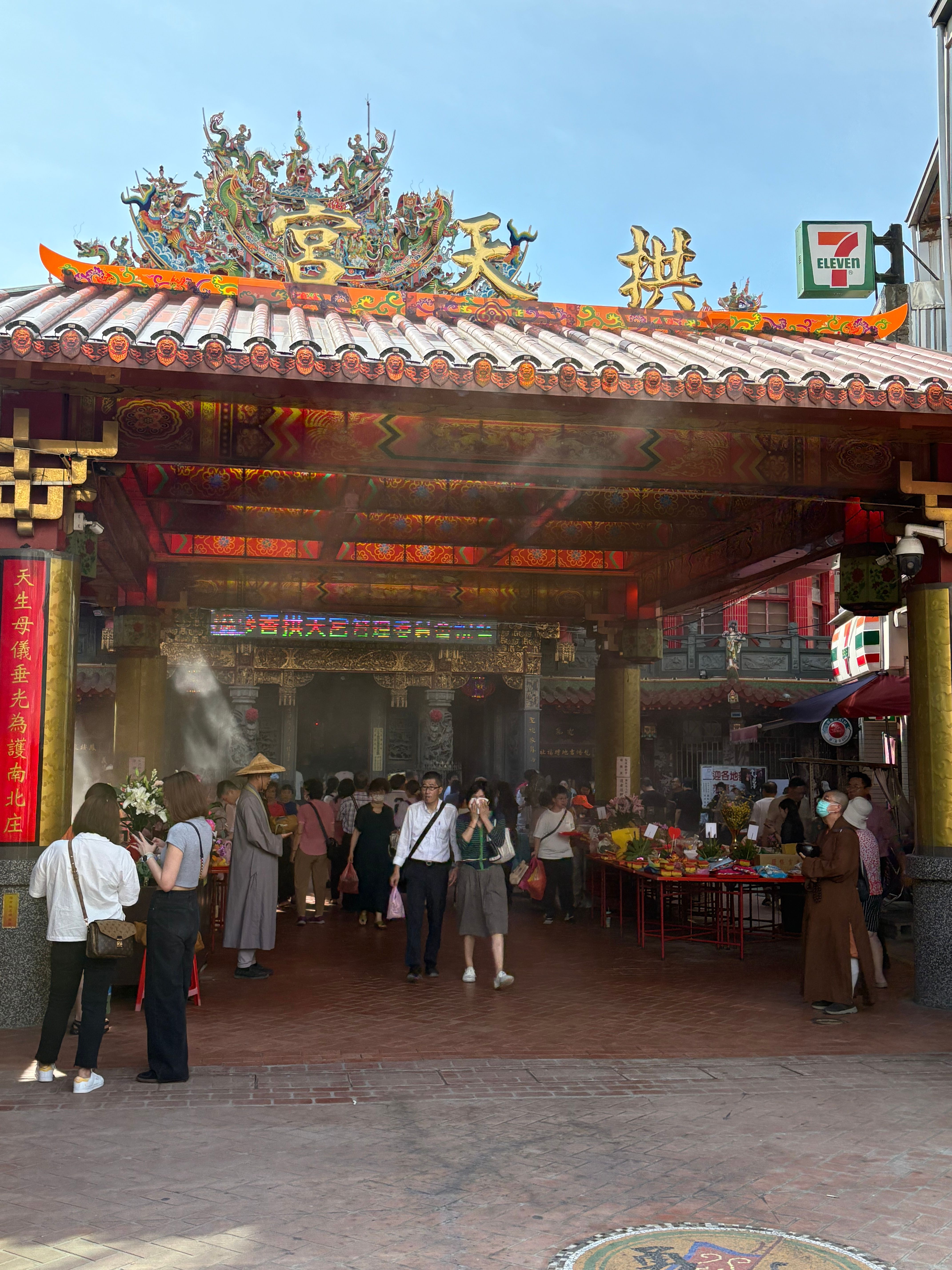 13.全台著名的通霄鎮白沙屯拱天宮媽祖，香火鼎盛。.JPG