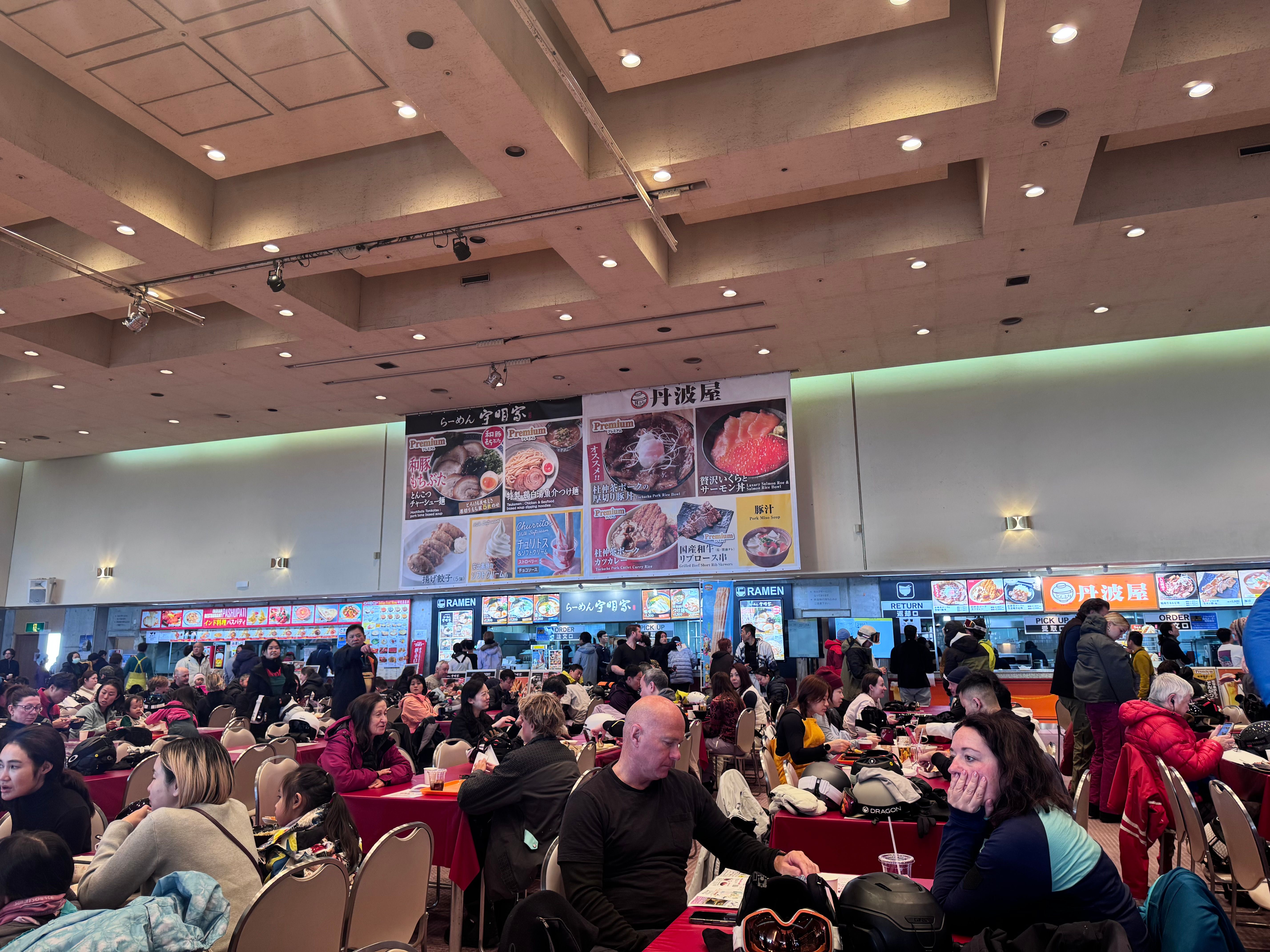 14 雪場入口的主樓,設有巨型foodcourt,午飯時段人聲鼎沸.jpeg