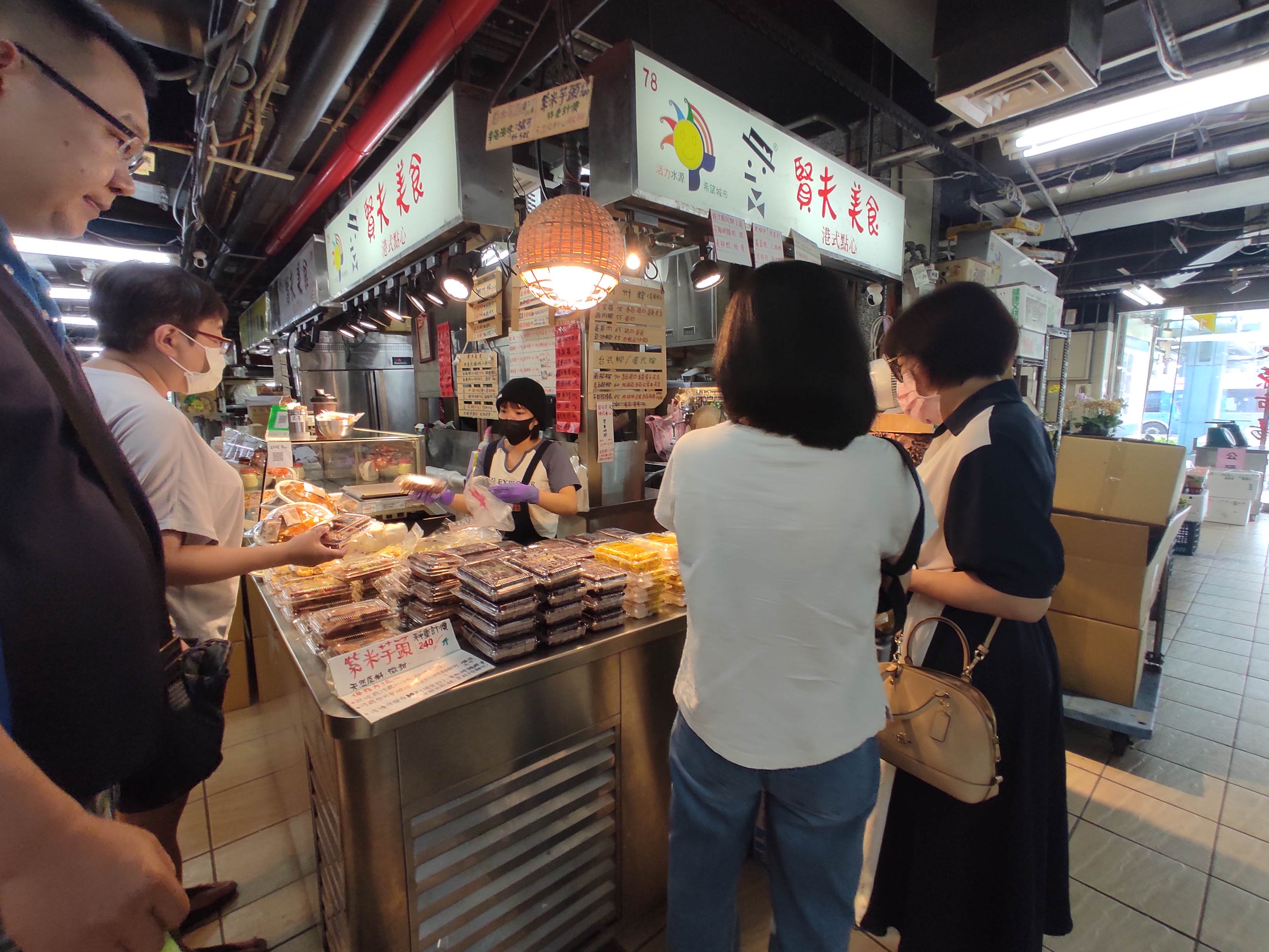 圖說15：芋頭控們不可錯過市場內的「賢夫美食」，最熱銷的紫米芋頭必嚐。.jpg