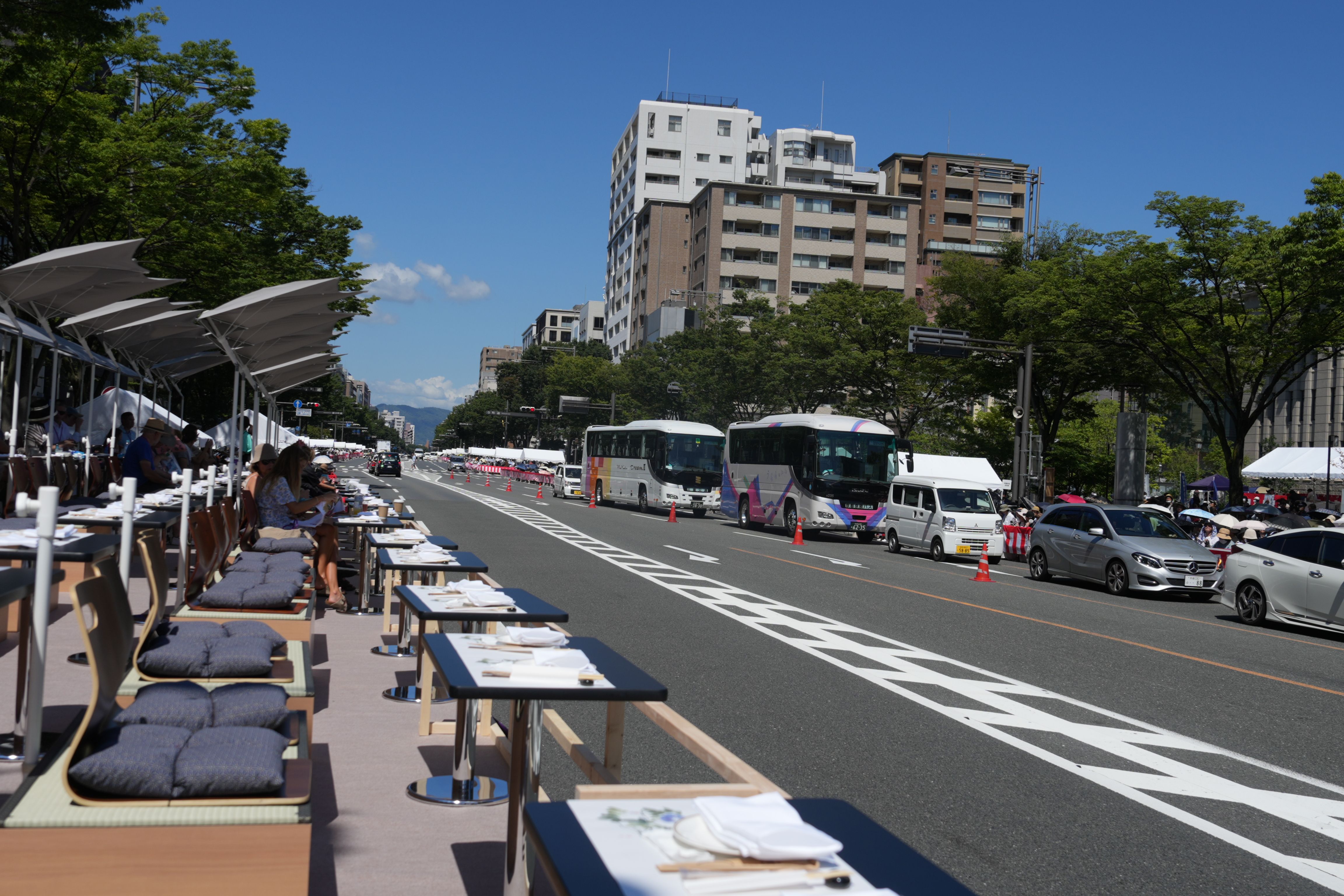 設置在河原町御池十字路口的高級觀眾席（門票售價為15萬日元起）。.JPG