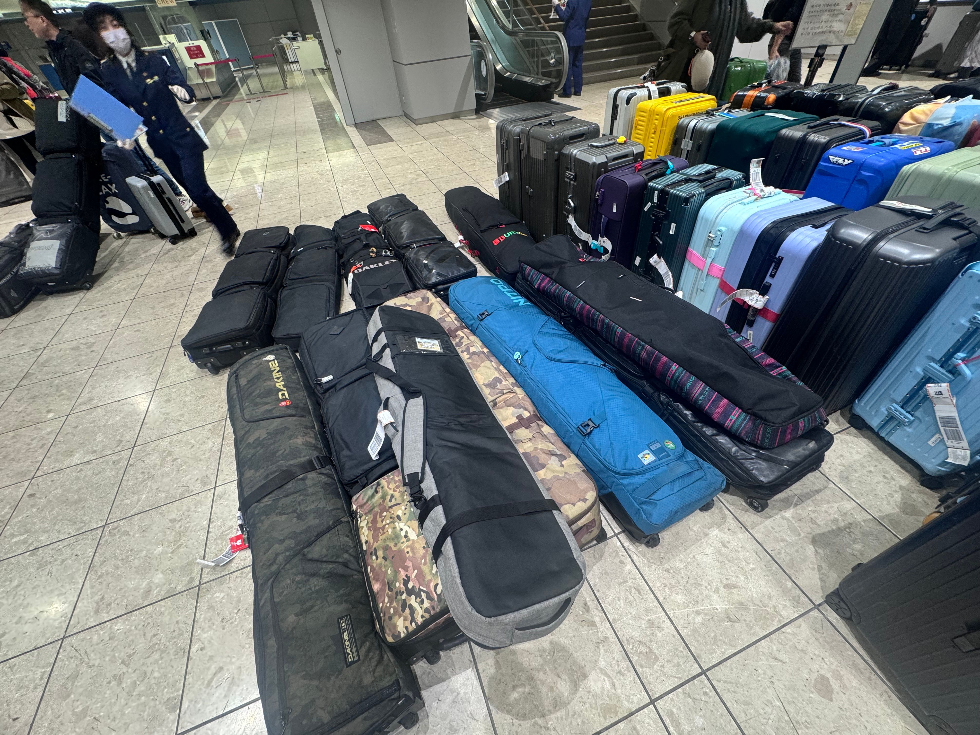 16 仙台機場落機,行李帶可以見到大量嘅滑雪板,可知每年有幾多人會去仙台週邊滑雪.jpg