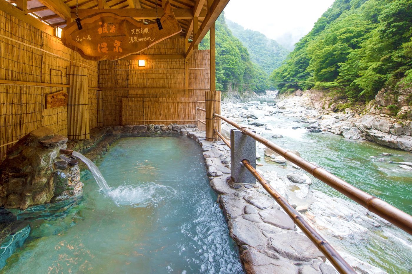 招牌露天溫泉「溪谷之湯」、「細流之湯」及貸切溫泉「山霧之湯」位於170米深的山谷底。 （圖片來源： ホテル祖谷温泉官網）.jpg