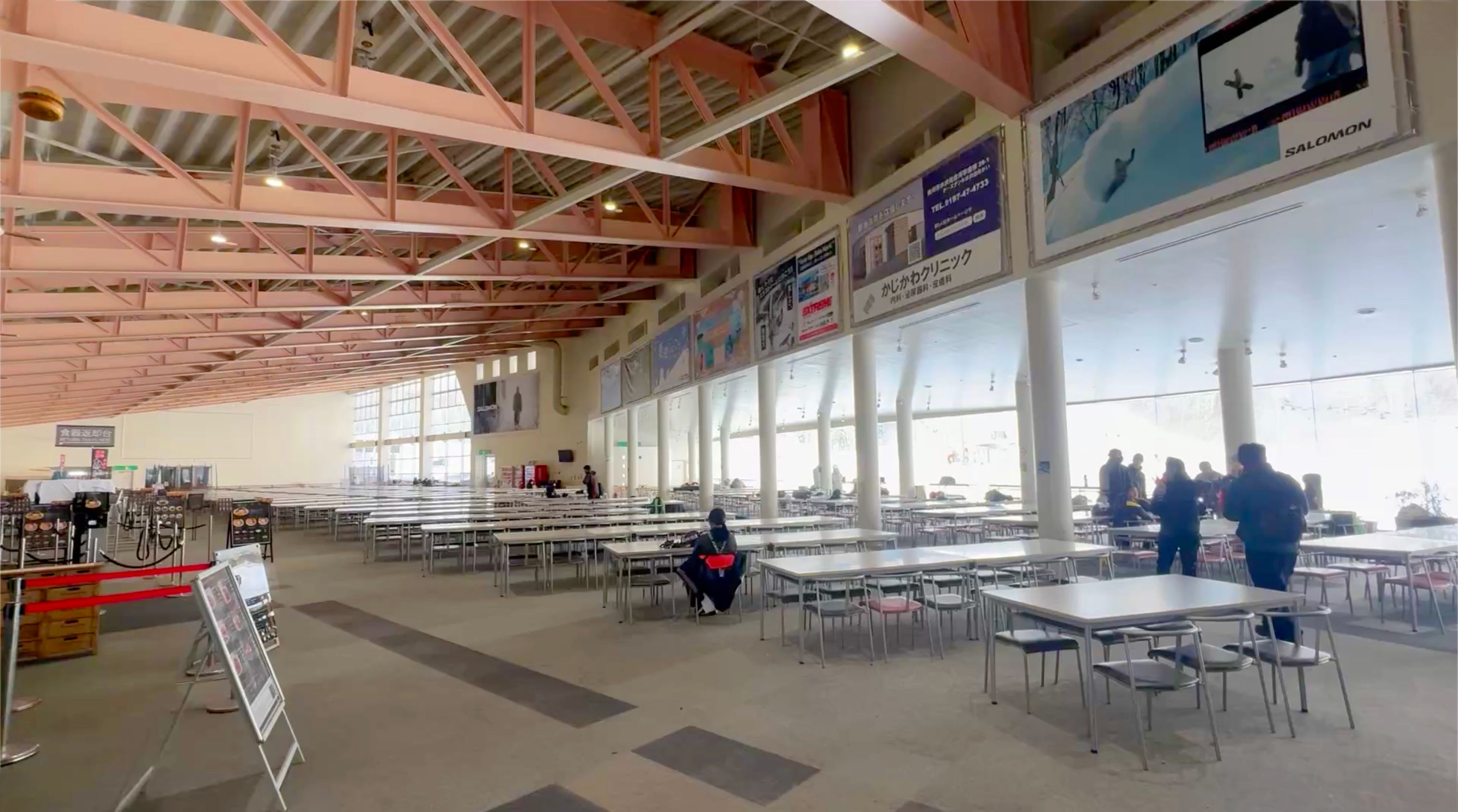 18今年重新裝修過的夏油，food court相當寛趟舒適.jpg