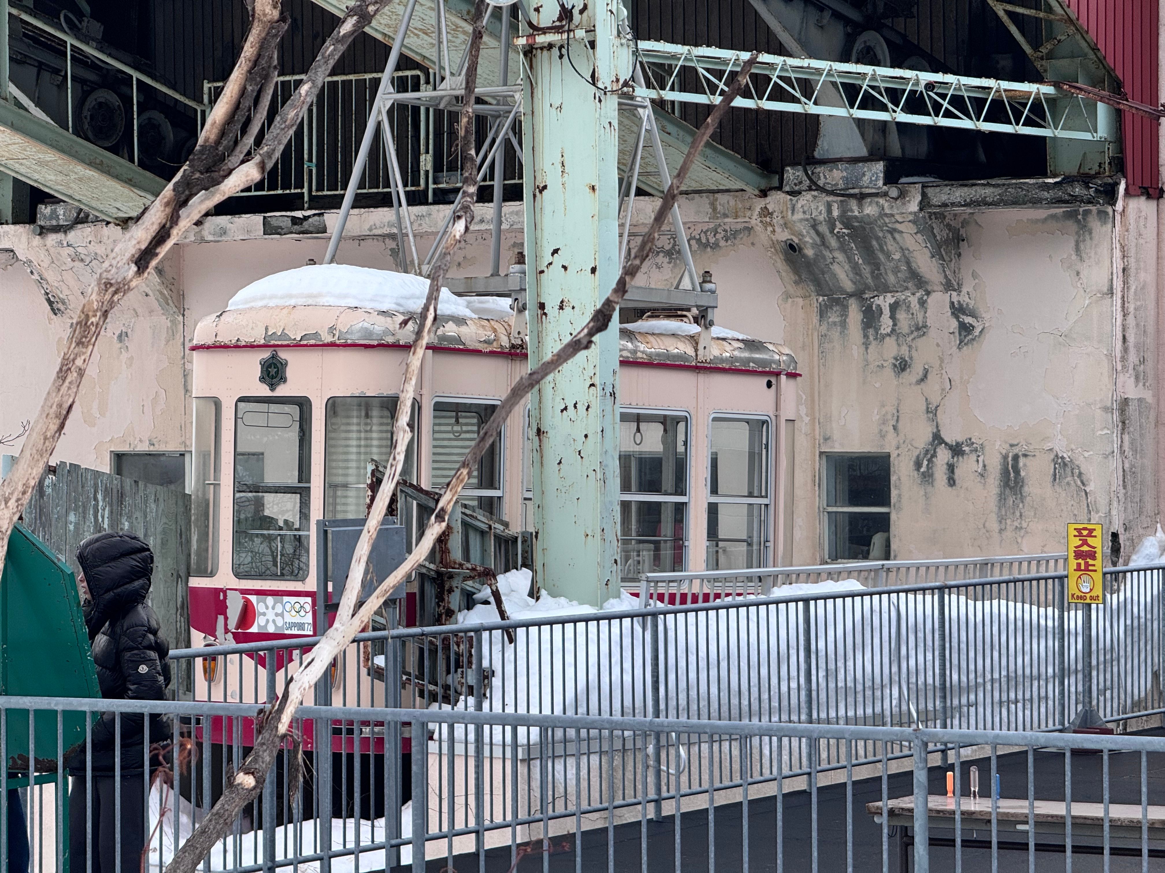 已停用嘅舊纜車，剛好興建喺新纜車旁邊，見證1972札幌冬奧光輝歲月2.jpeg