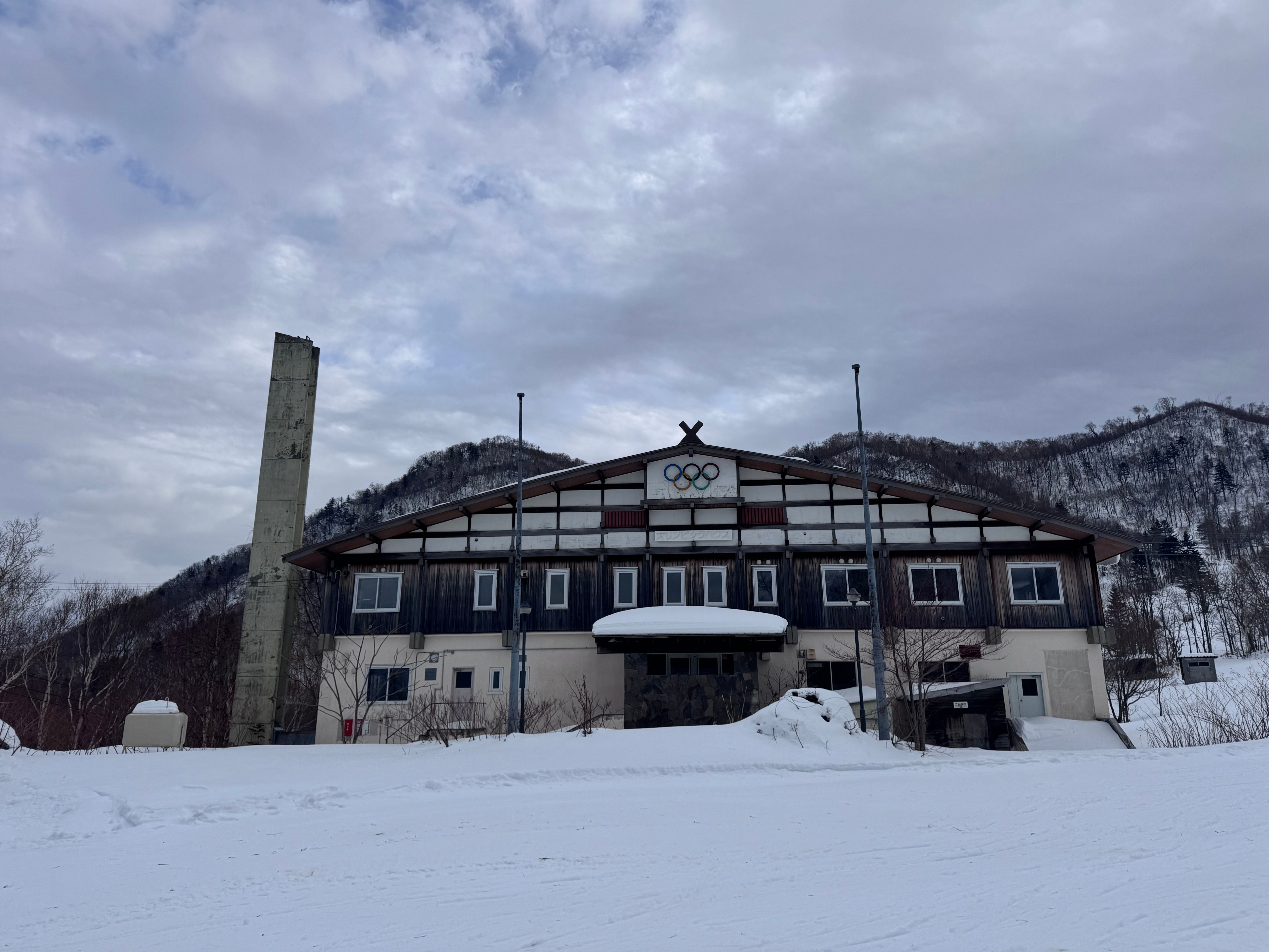 手稻冬奧遺址靜靜矗立雪地中，見證1972札幌冬奧光輝歲月，陪你在粉雪裡重溫歷史一刻.jpeg
