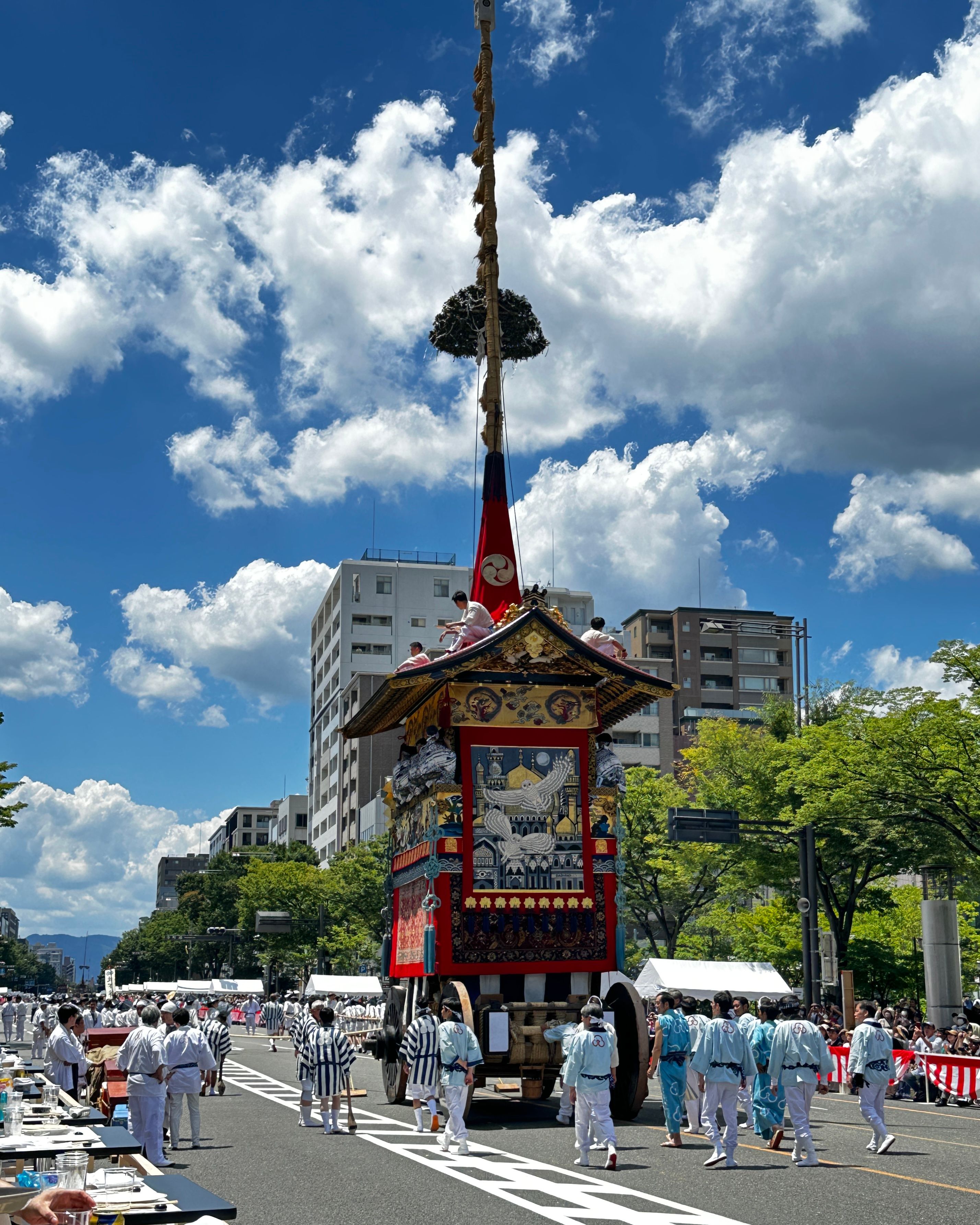 至今已有1,100年以上的歷史的祇園祭可以追溯到公元869年，京都爆發嚴重瘟疫，當時就在京都的祇園神社舉行了盛大的祭典來祈求神明保佑以消災解難，而這就是祇園祭的原點。.jpg