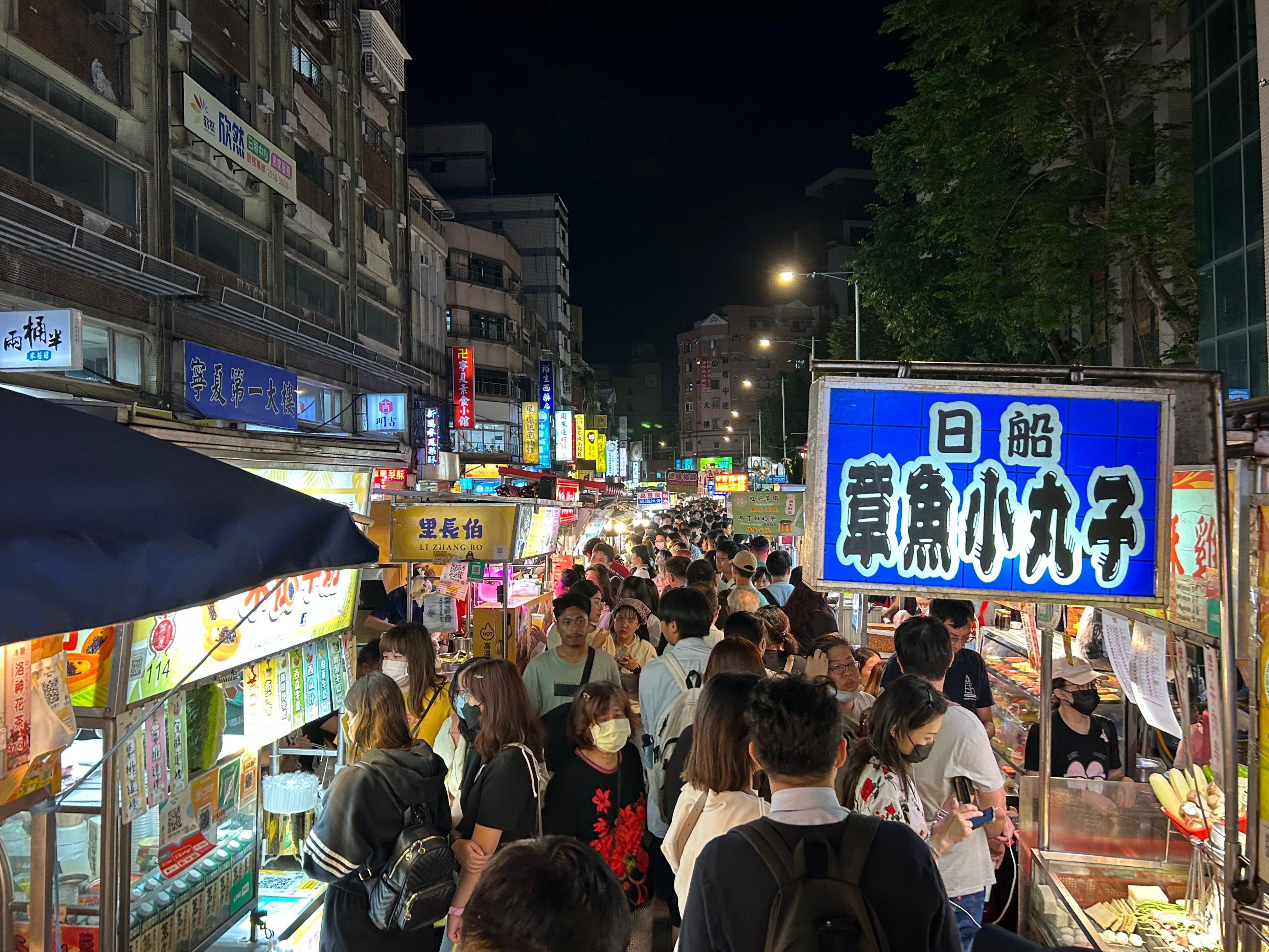 1.1 寧夏夜市深受當地人和旅客歡迎，每晚都人山人海。.jpg