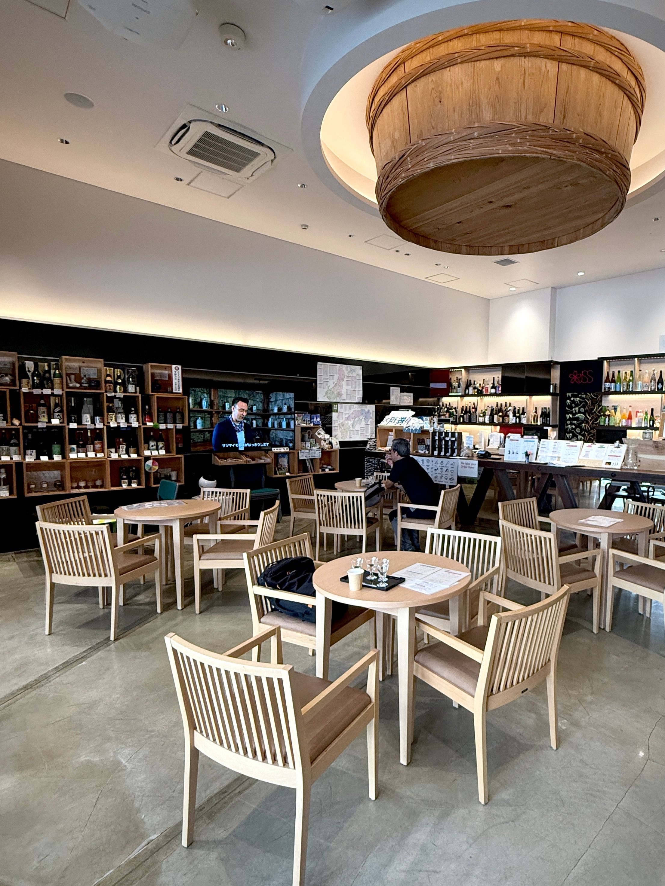 店內擺放了多達200種酒瓶,有心頭好不妨問問職員是否有貨.jpg