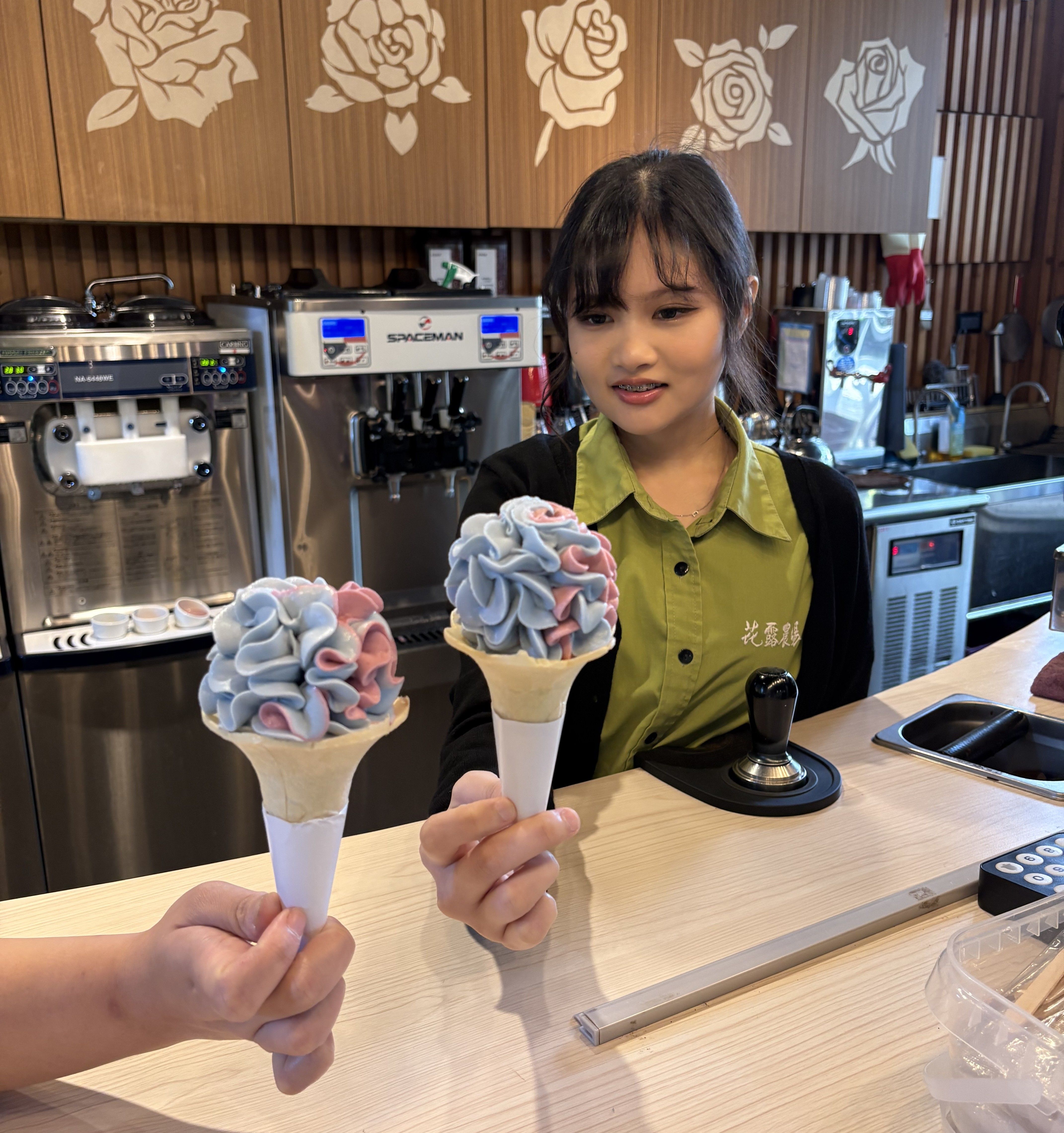 22.吃一杯繡球花造型的玫瑰味雪糕球，暑氣全消。.JPG
