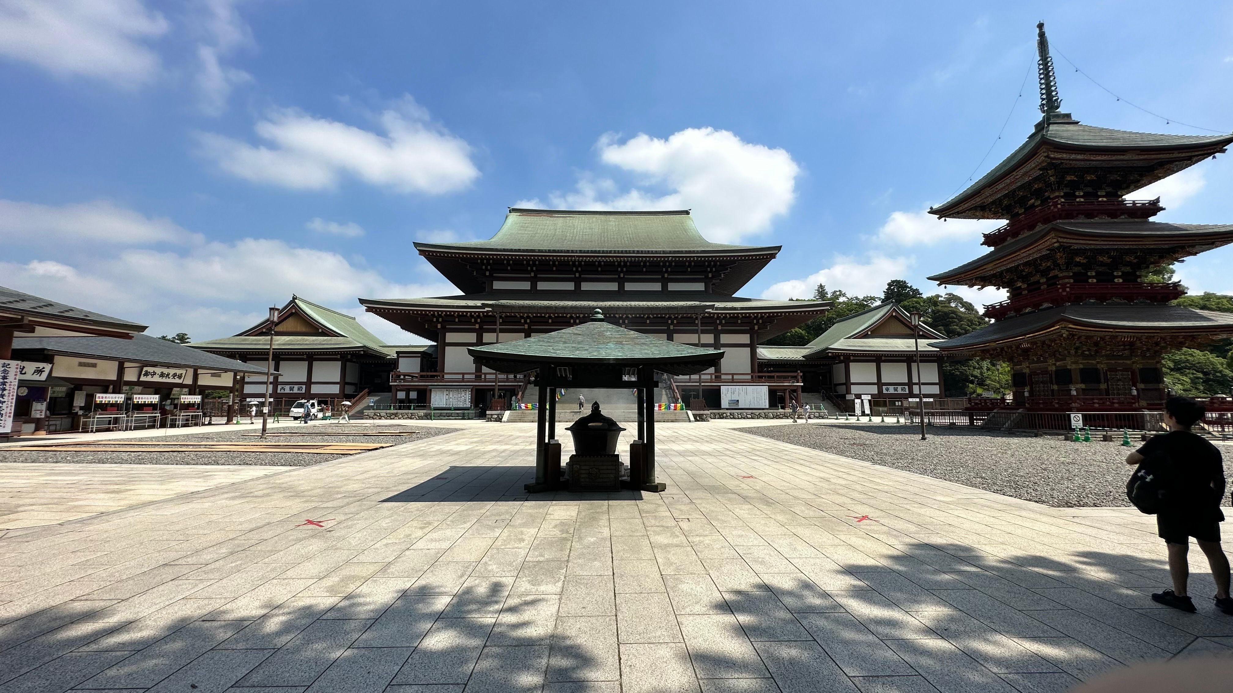 24 「新勝寺」的核心為「大本堂」，供奉着本尊不動明王，旁邊是「三重塔」.jpg