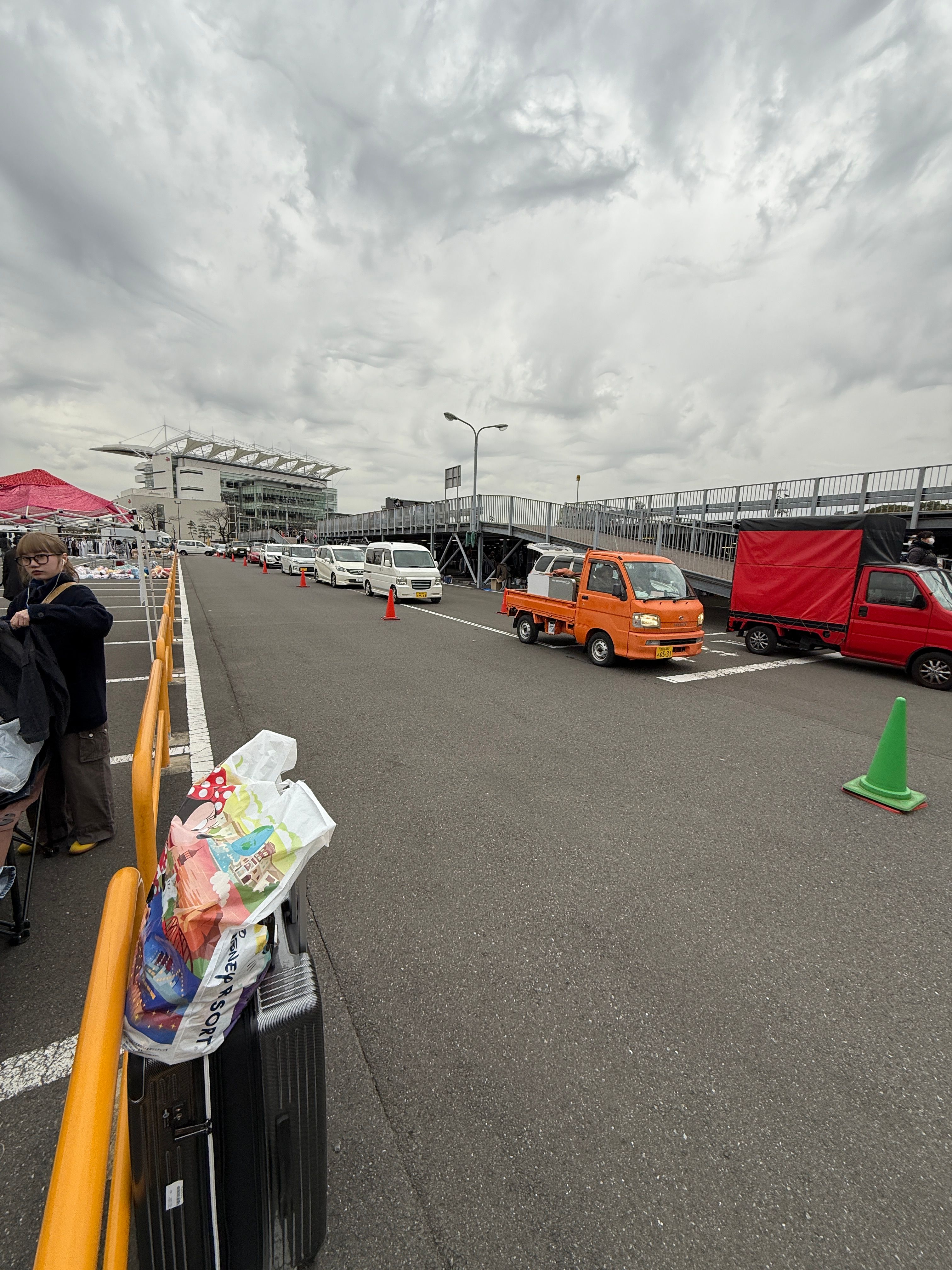 很多攤檔主會在下午2點半左右開始收檔駕車離場.JPG