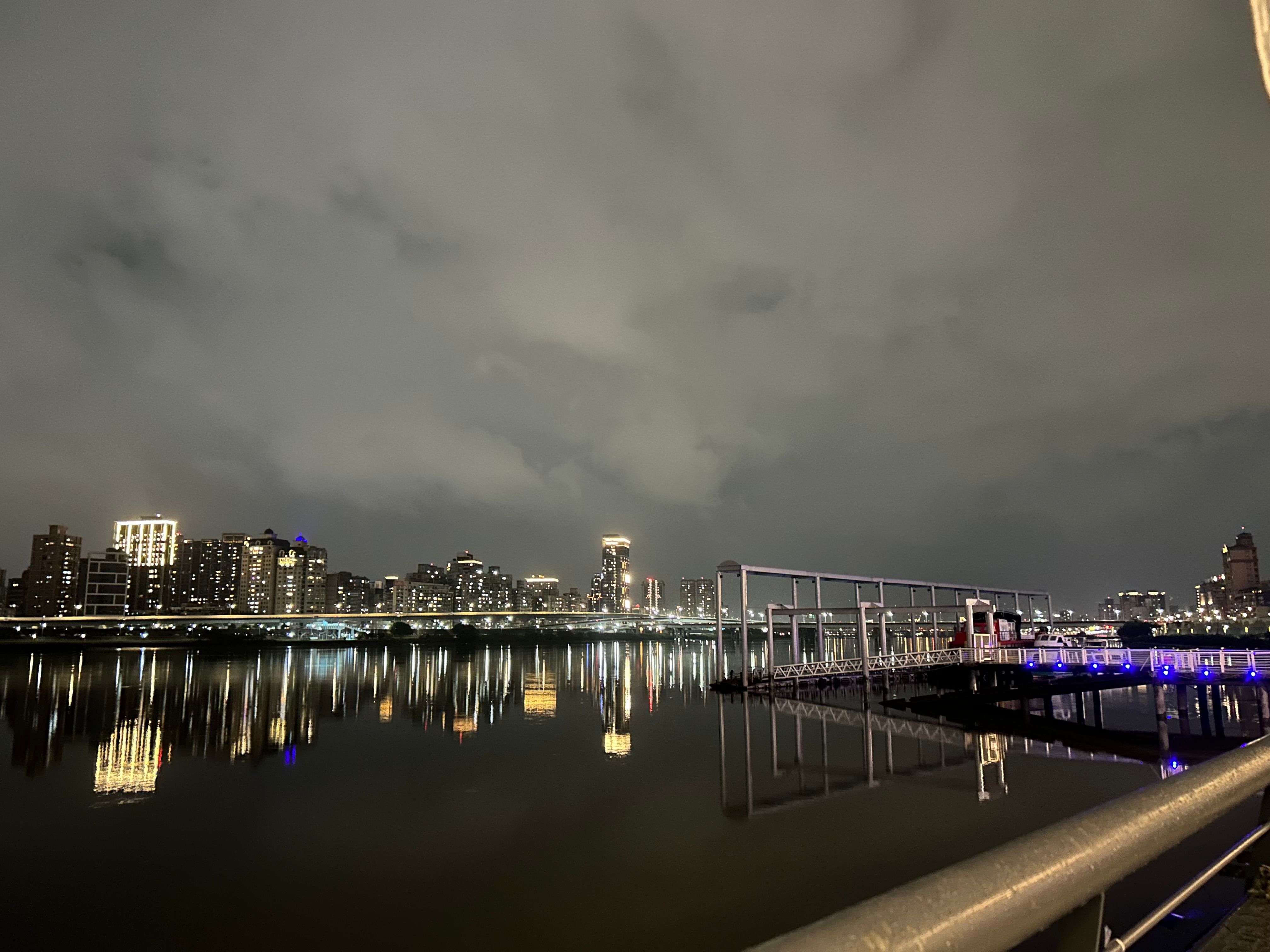 3 在大稻埕碼頭可欣賞醉人的淡水河夜景。.jpg