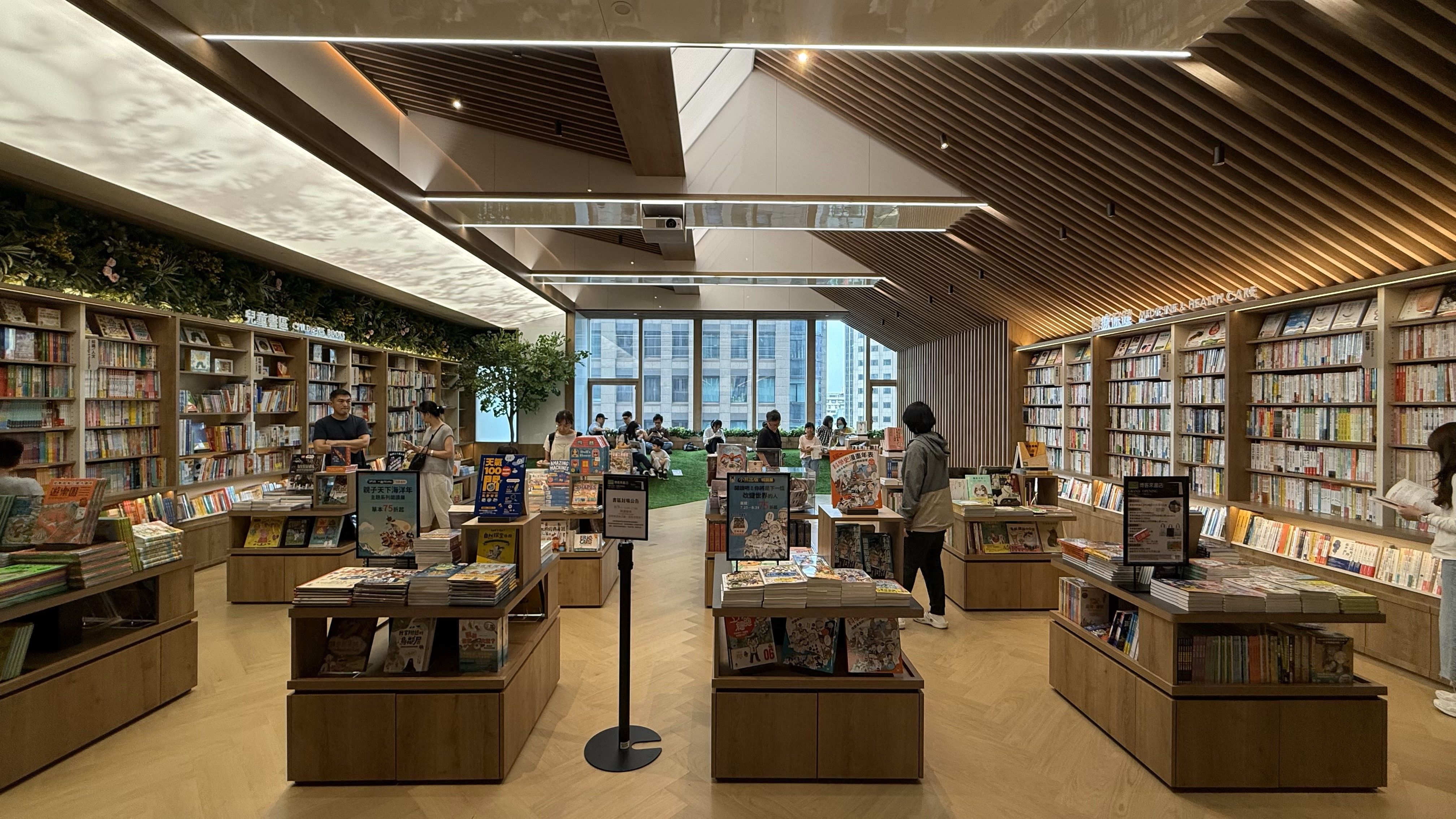 全台最大Starbucks Reserve進駐Dream Plaza + 全球首家「博客來」實體書店- Fly GBA