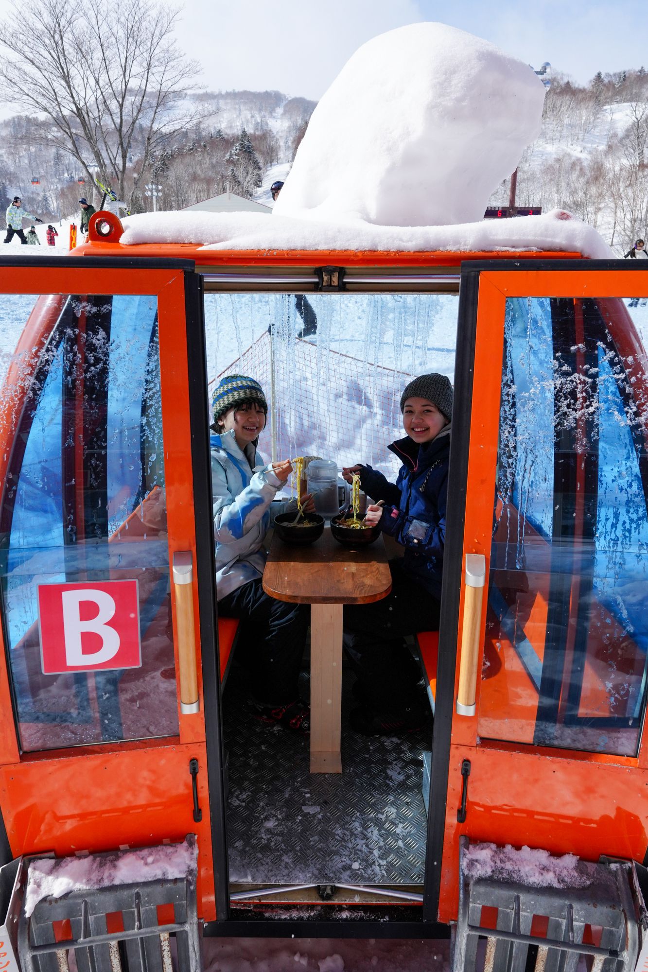 「極寒纜車」拉麵，唔通邊撘纜車，邊食拉麵？原來有3架纜車放左係拉麵店門外(圖片來源：札幌國際官網）.jpg
