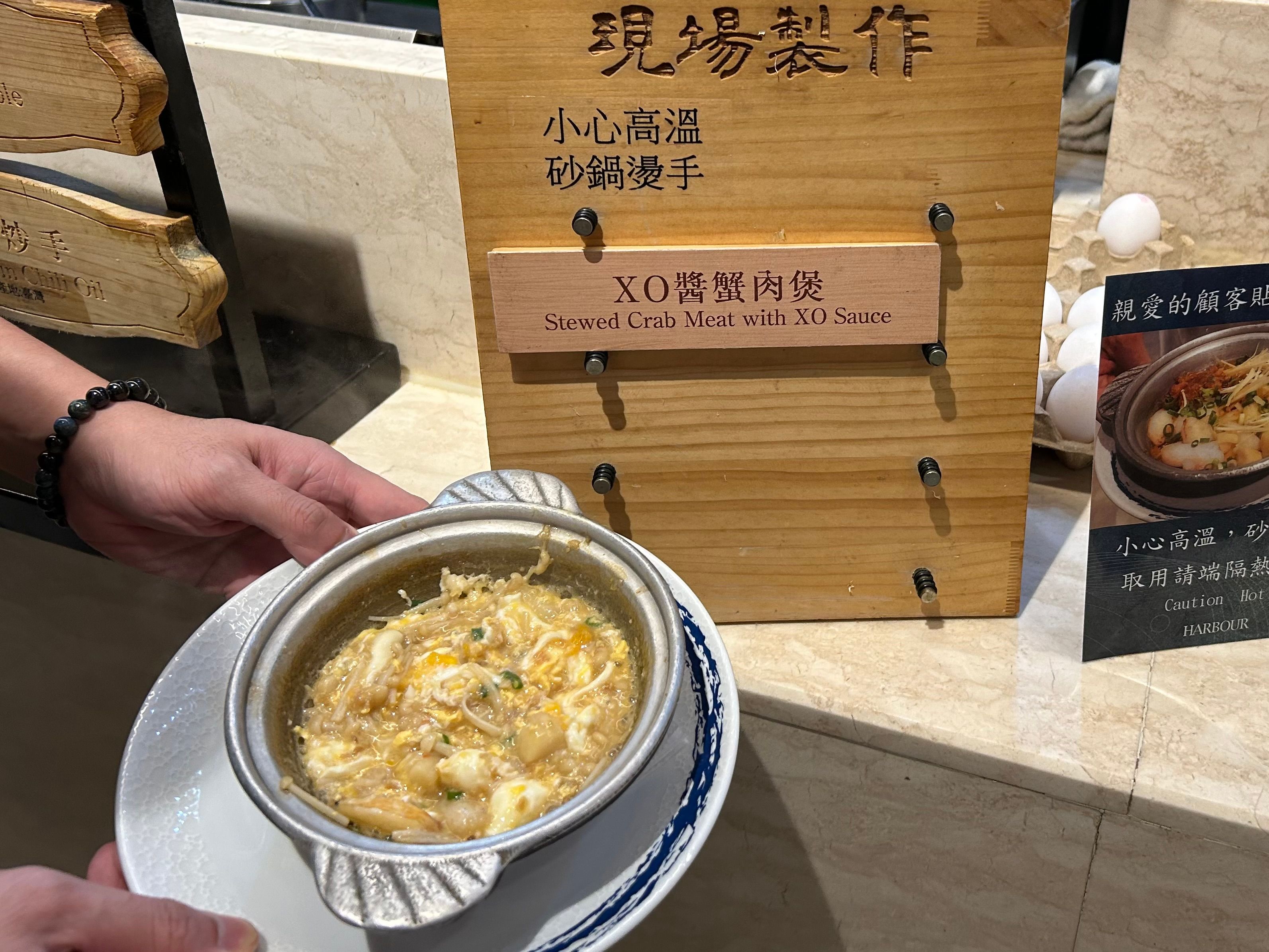 4現場製作的蟹肉煲新鮮滾熱辣。.jpg