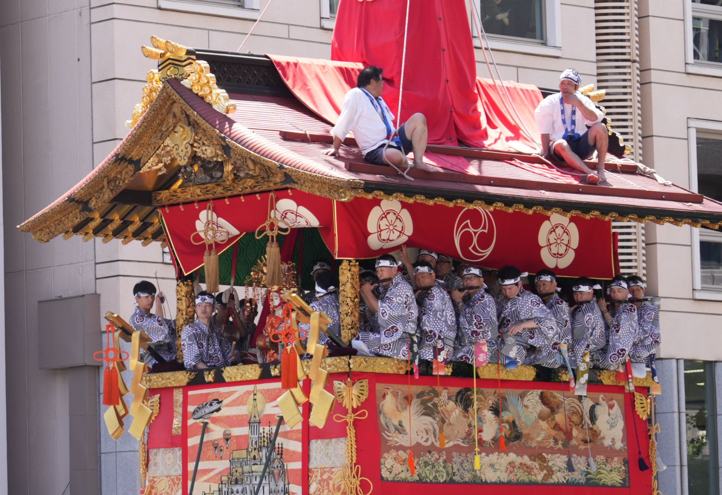 各個山鉾代表京都市各個町，固定排在第5位的函谷鉾取自中國孟嘗君「雞鳴狗盜」的典故，故在山鉾可找到很多與雞相關的圖案。2.JPG