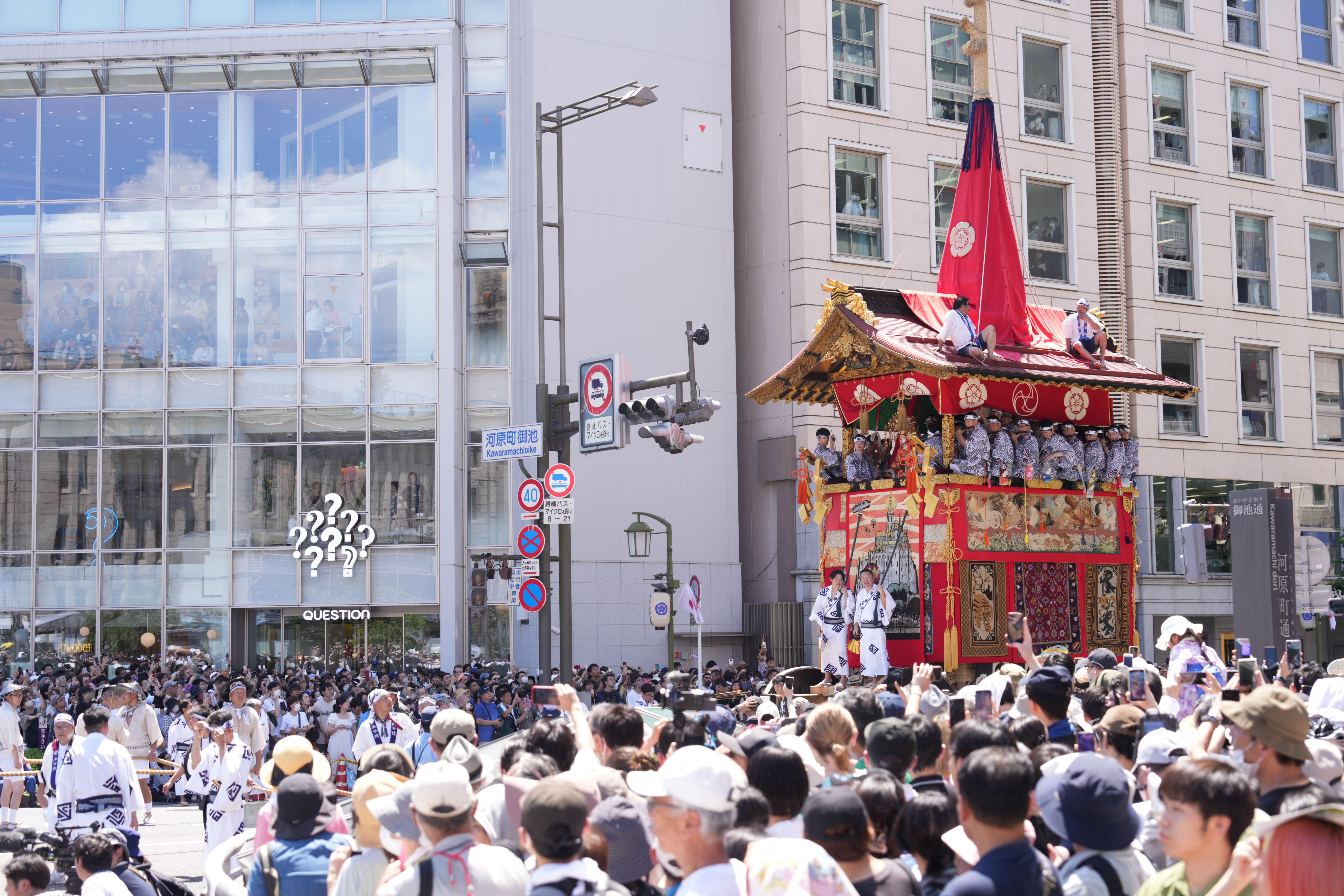 各個山鉾代表京都市各個町，固定排在第5位的函谷鉾取自中國孟嘗君「雞鳴狗盜」的典故，故在山鉾可找到很多與雞相關的圖案。2.JPG