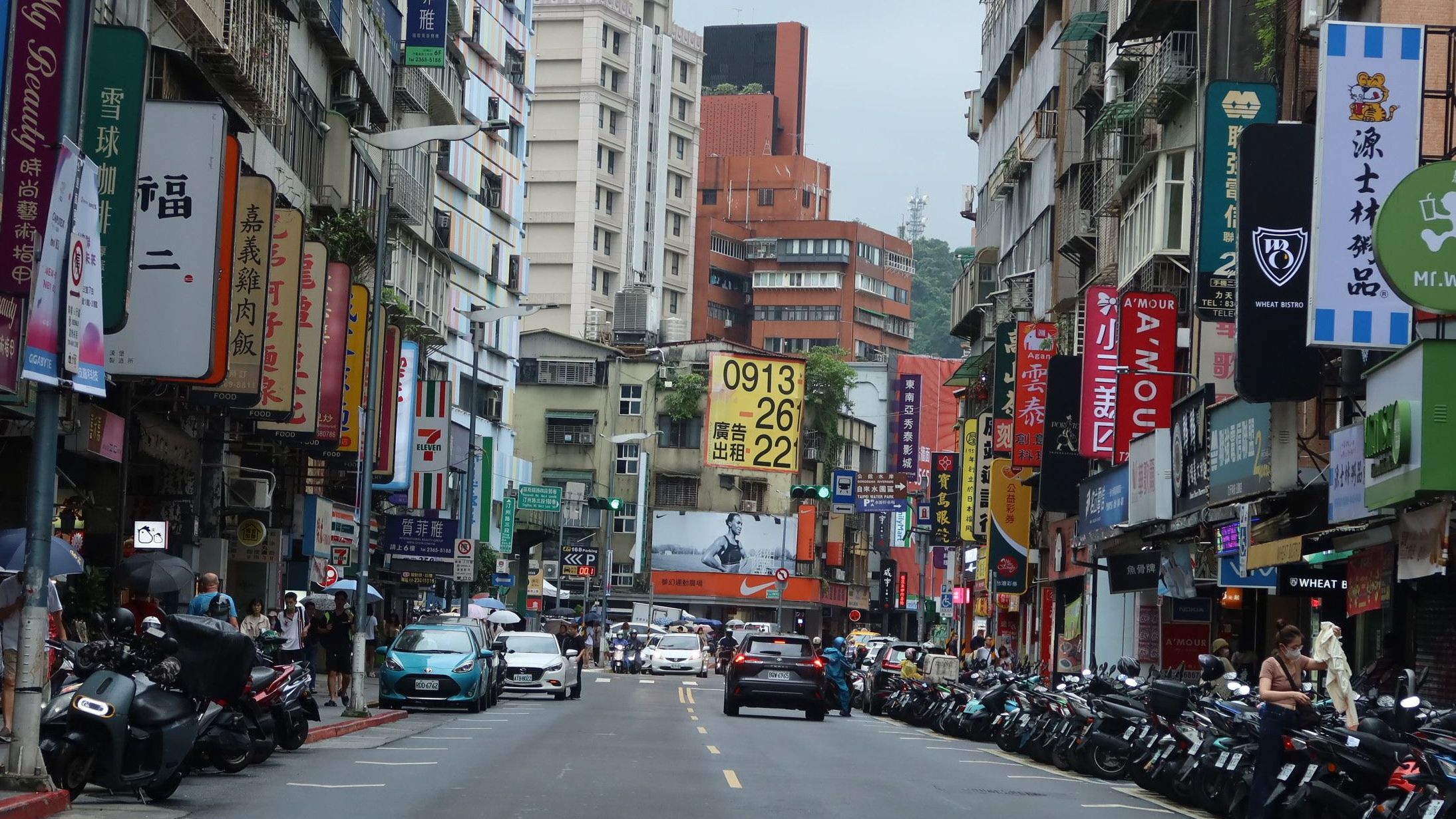 圖說5：公館汀洲路的店招，多是當地品牌。.JPG