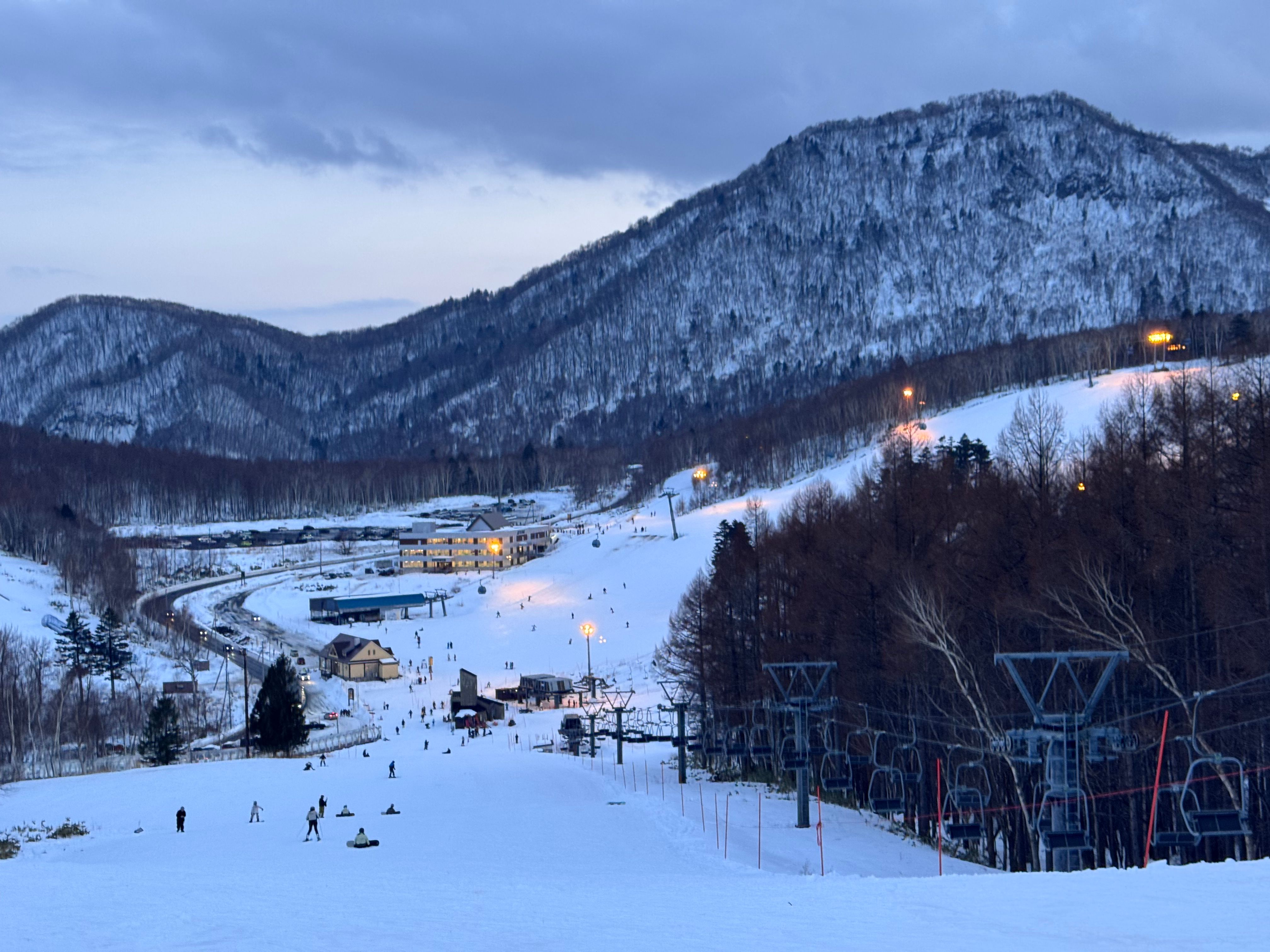 手稻滑雪場嘅滑雪範圍大約有 76公頃（約20公里雪道長度），全場合共15條雪道，算係札幌近郊入面規模最大嘅中型滑雪場之一。.jpeg
