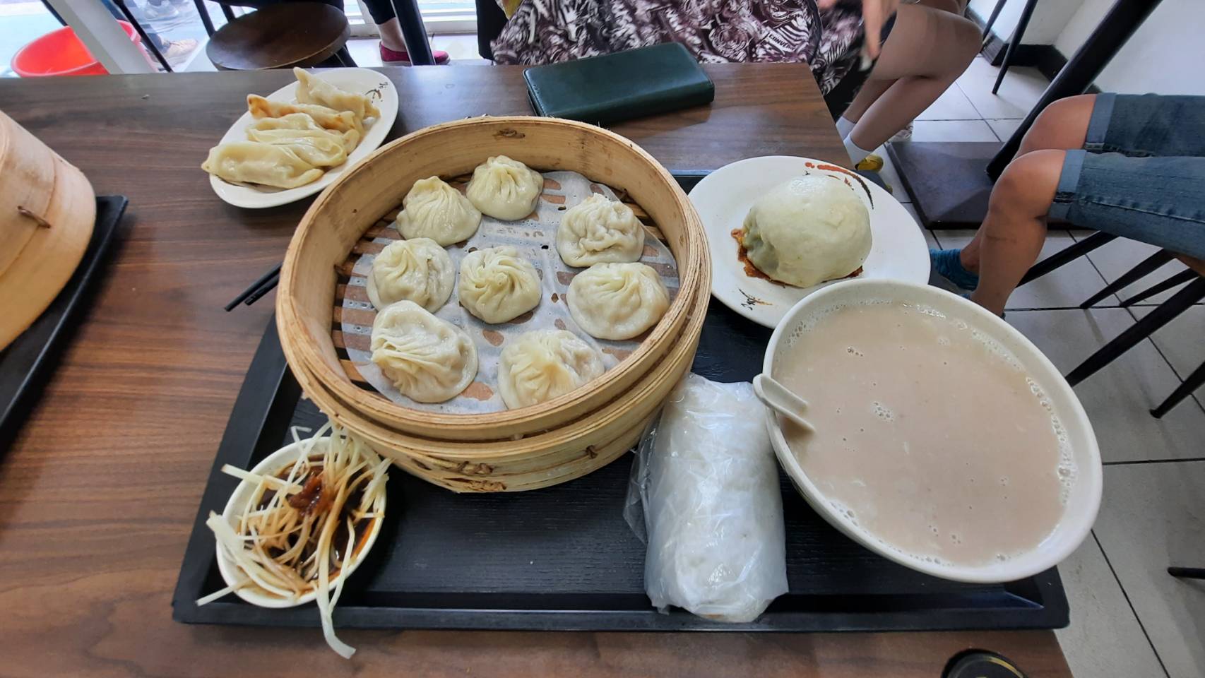 圖說7_鼎元豆漿的小籠湯包、米漿混豆漿、鍋貼、飯團和肉包。.jpg