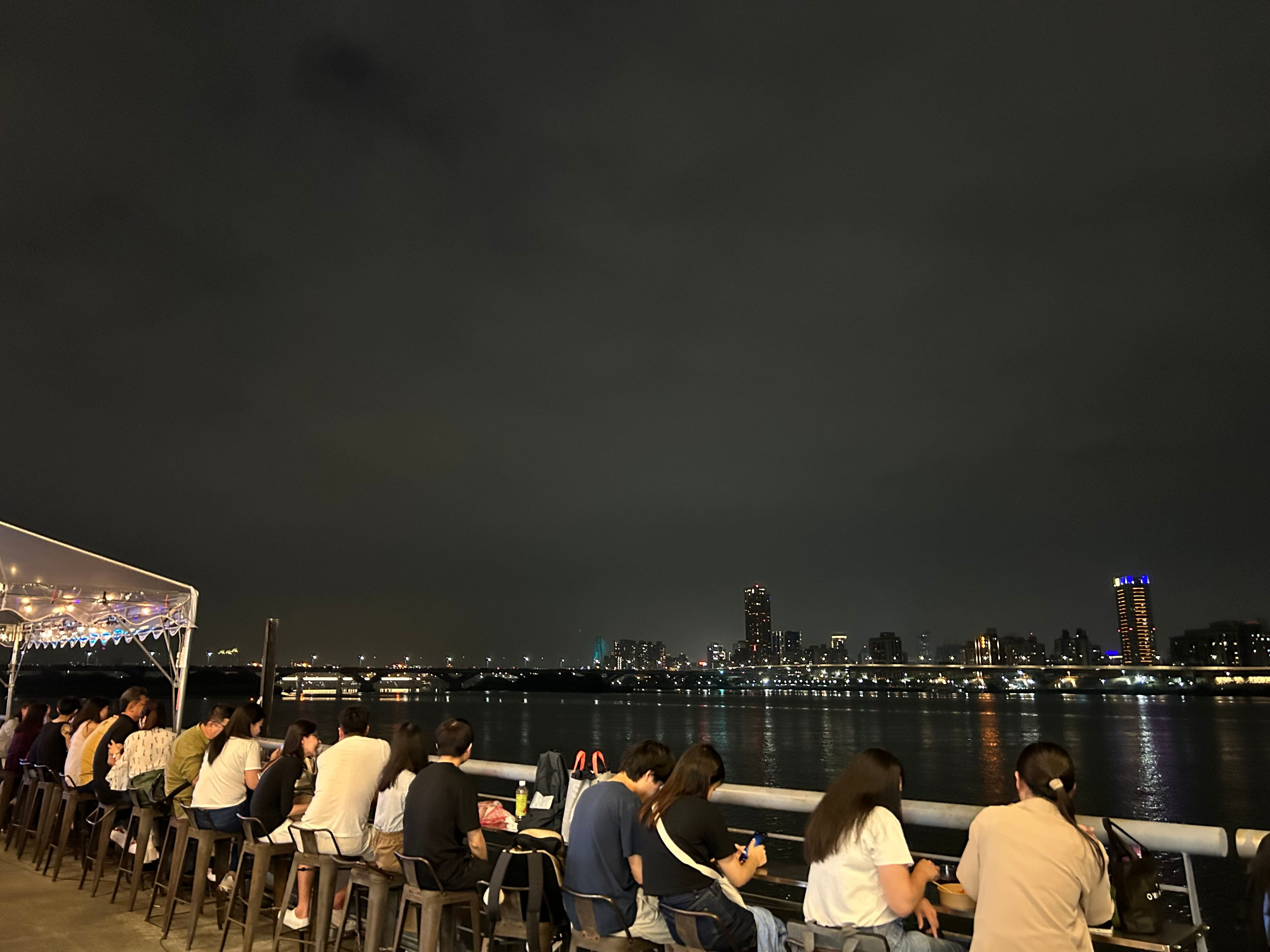 7 不少情侶到碼頭一邊欣賞夜景，一邊用餐。.jpg