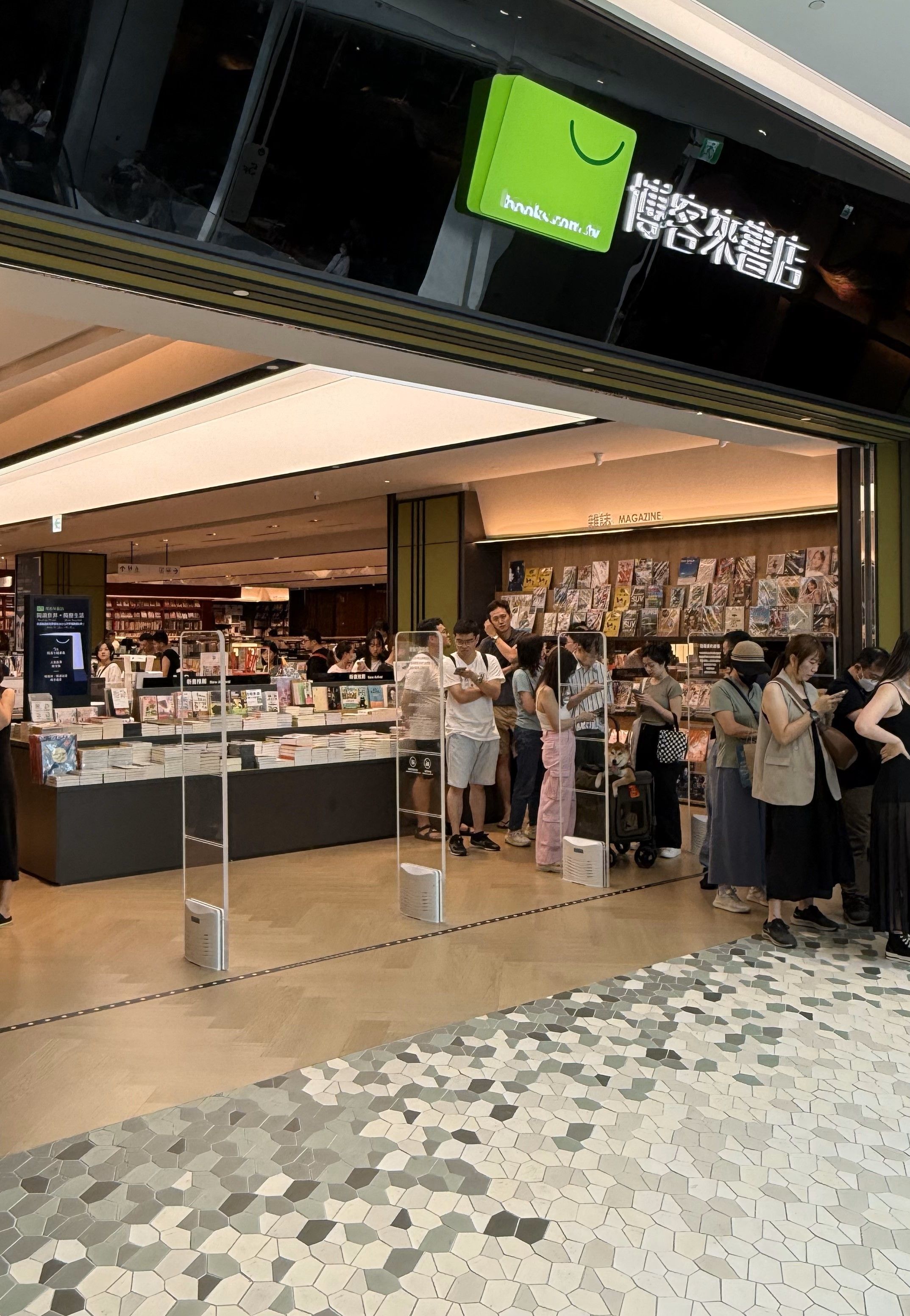 全台最大Starbucks Reserve進駐Dream Plaza + 全球首家「博客來」實體書店- Fly GBA