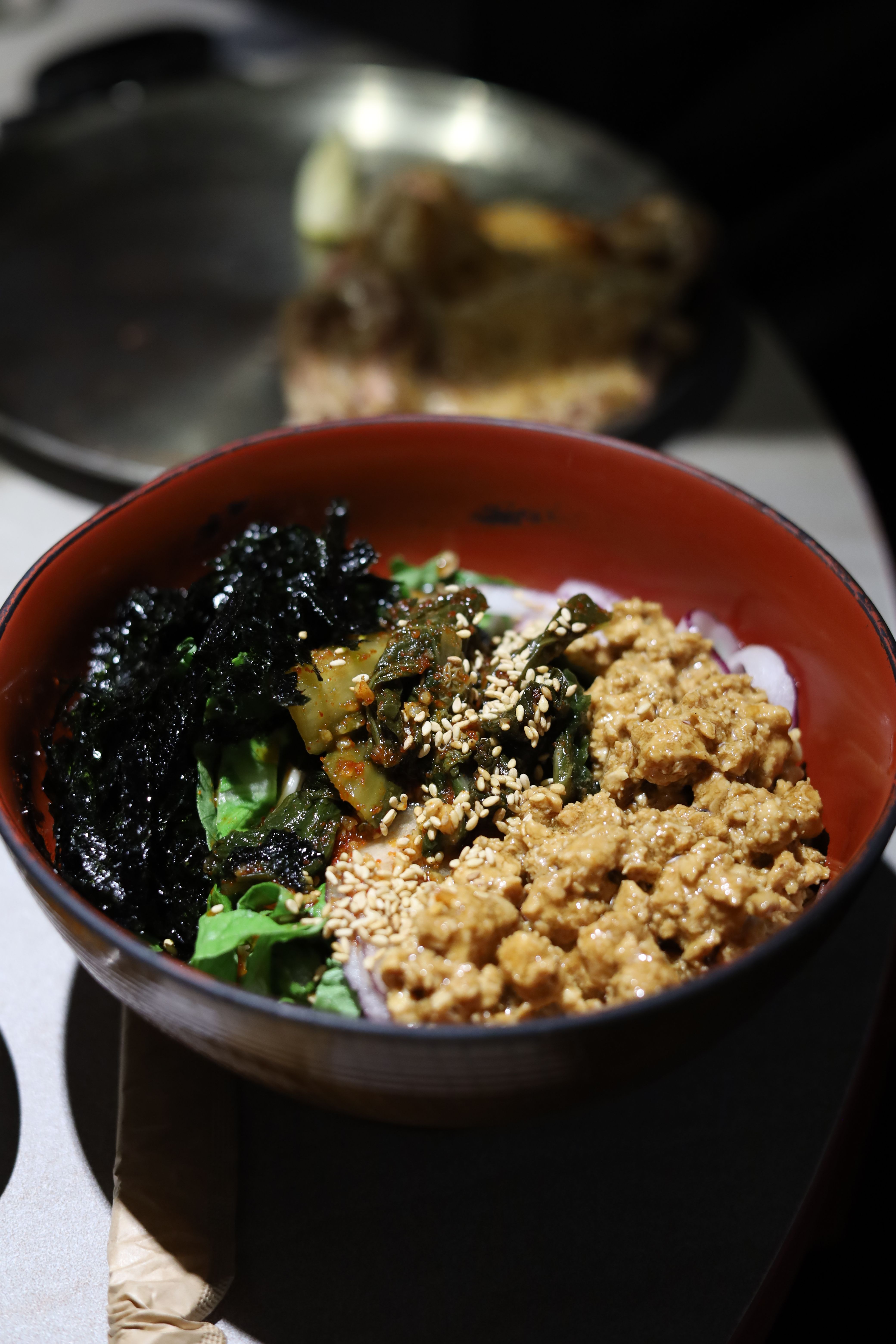 松雞屋辣拌麵 ₩9,000  雖然名為辣拌麵，但辣度不強，拌上雞肉味道豐富。.JPG