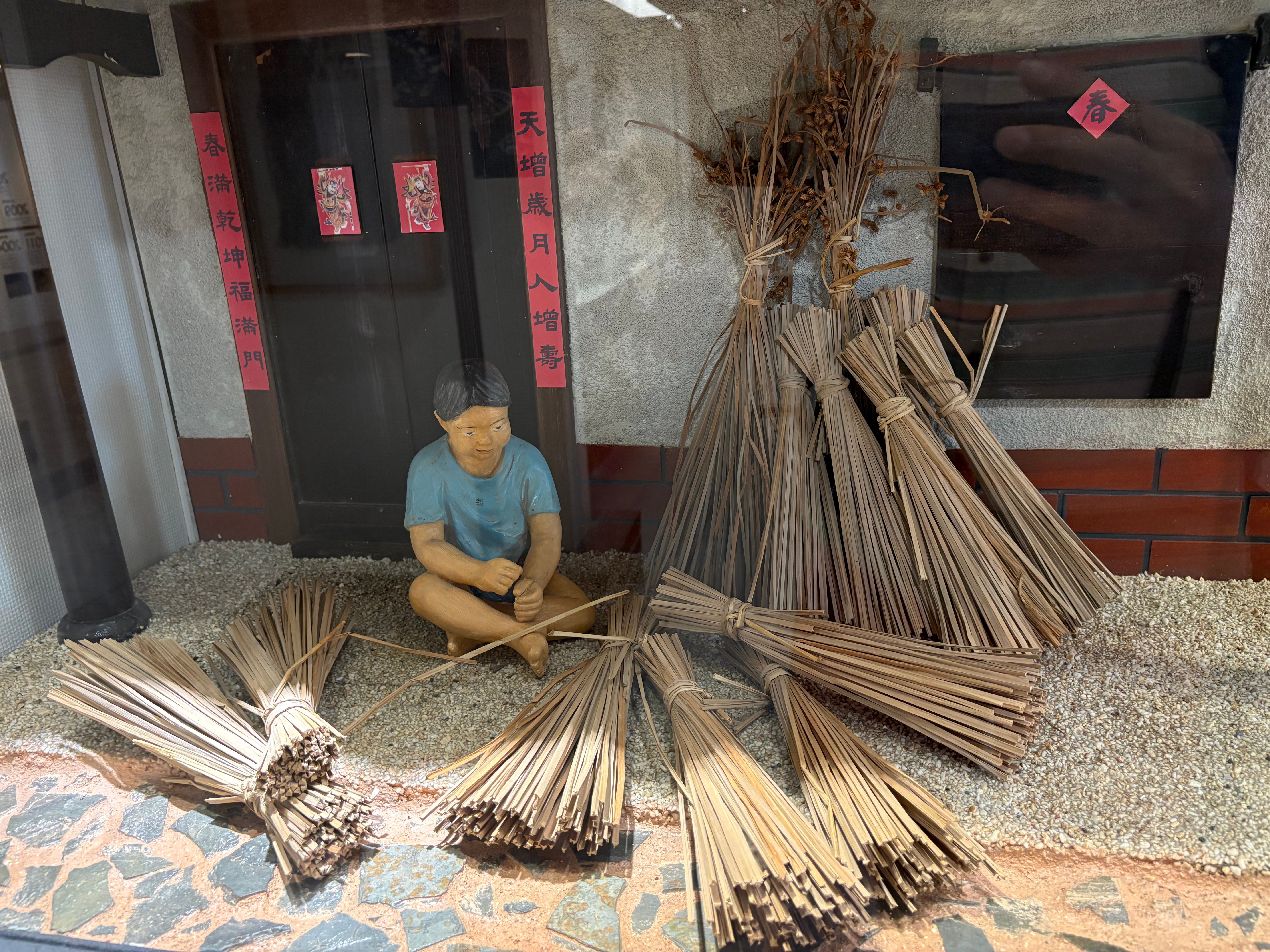 9.藺草文化館展出苑裡三角藺生態及編織產業史。.JPG