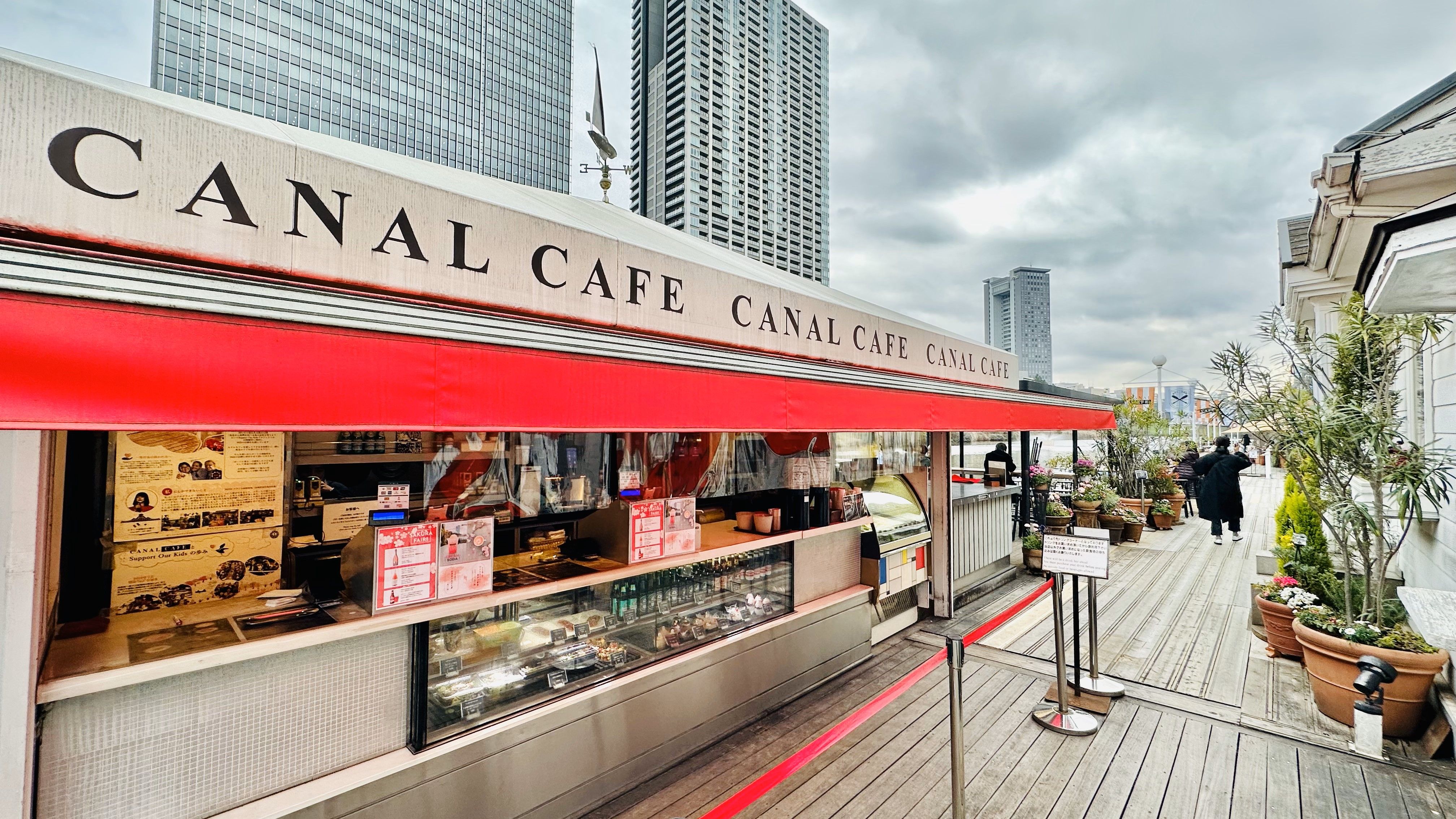 “Canal Café”戶外咖啡店以自助形式運作，價錢很合理.jpeg