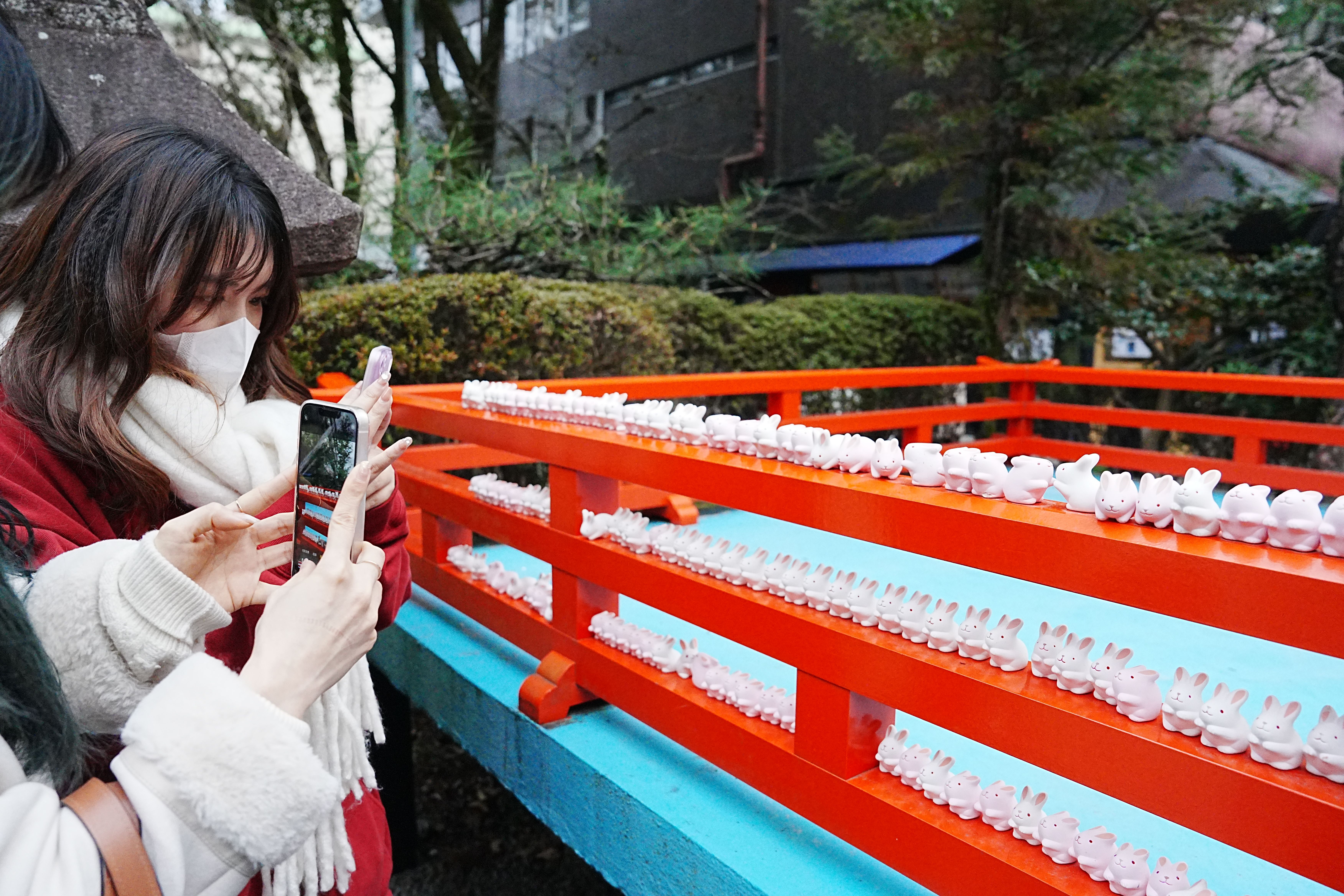 DSC03306神社中央放置三排兔子神籤，體積雖小，但表情相當討喜可愛。.JPG